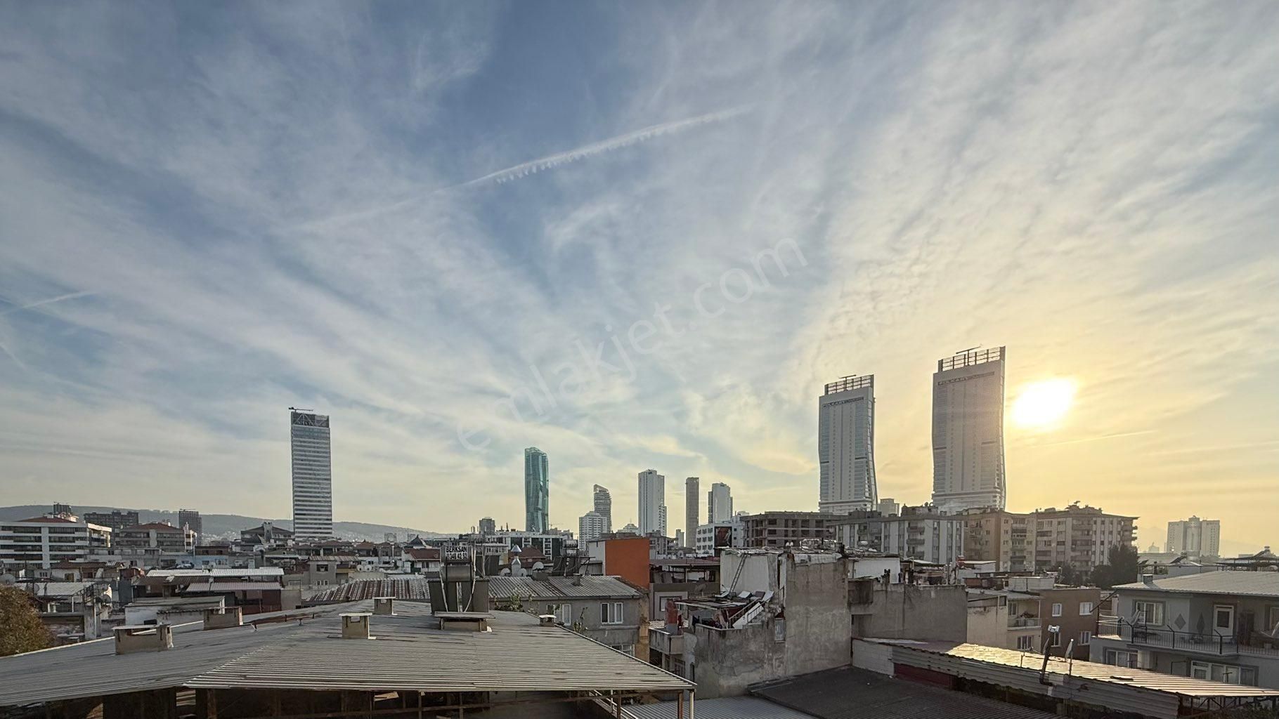 Bayraklı’da Geniş Metrajlı Merkezi Konumda 3+1 Modern Daire - Görsel 10