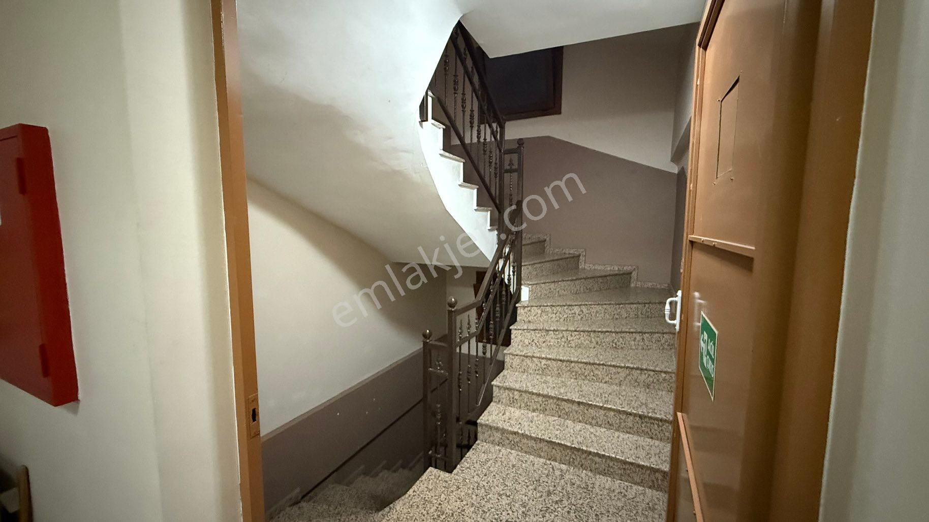 Bayraklı’da Geniş Metrajlı Merkezi Konumda 3+1 Modern Daire - Görsel 5