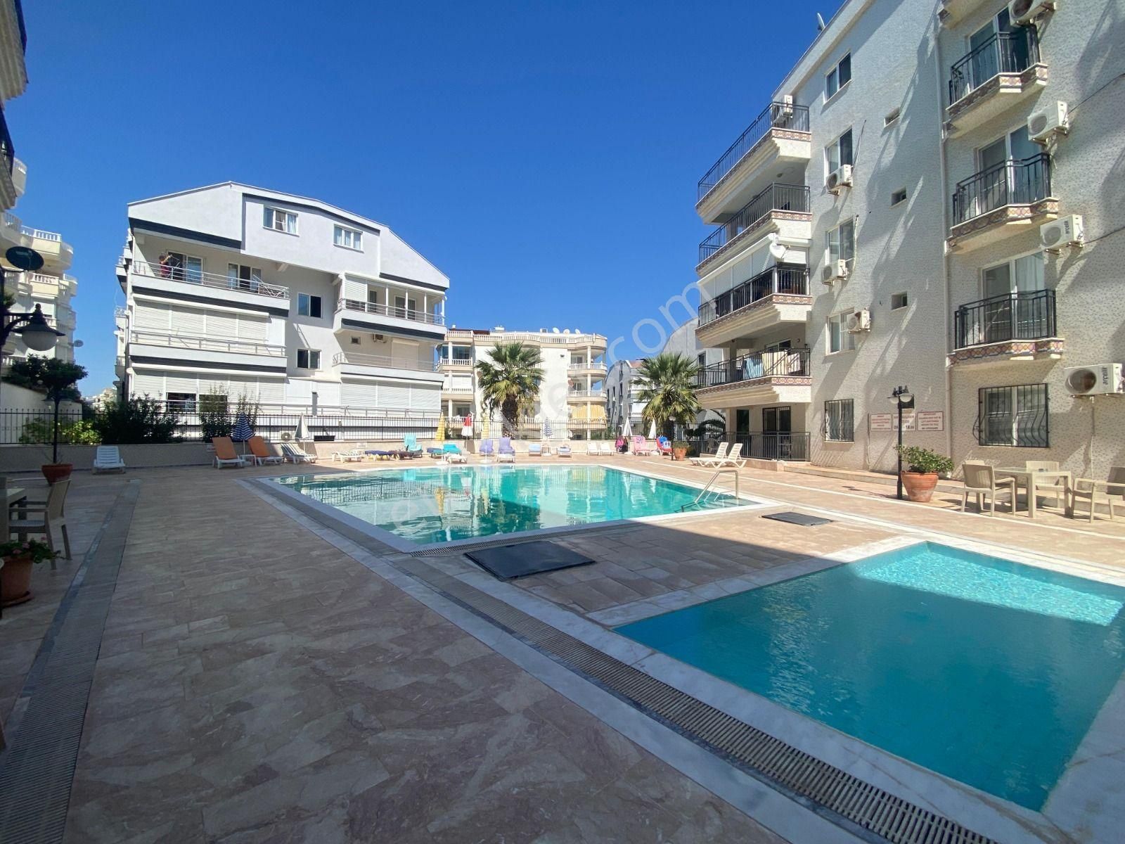 Altınkum Mahallesinde Denize Yürüme Mesafesinde,site İçinde,havuzlu Eşyalı,2+1 Satılık Daire