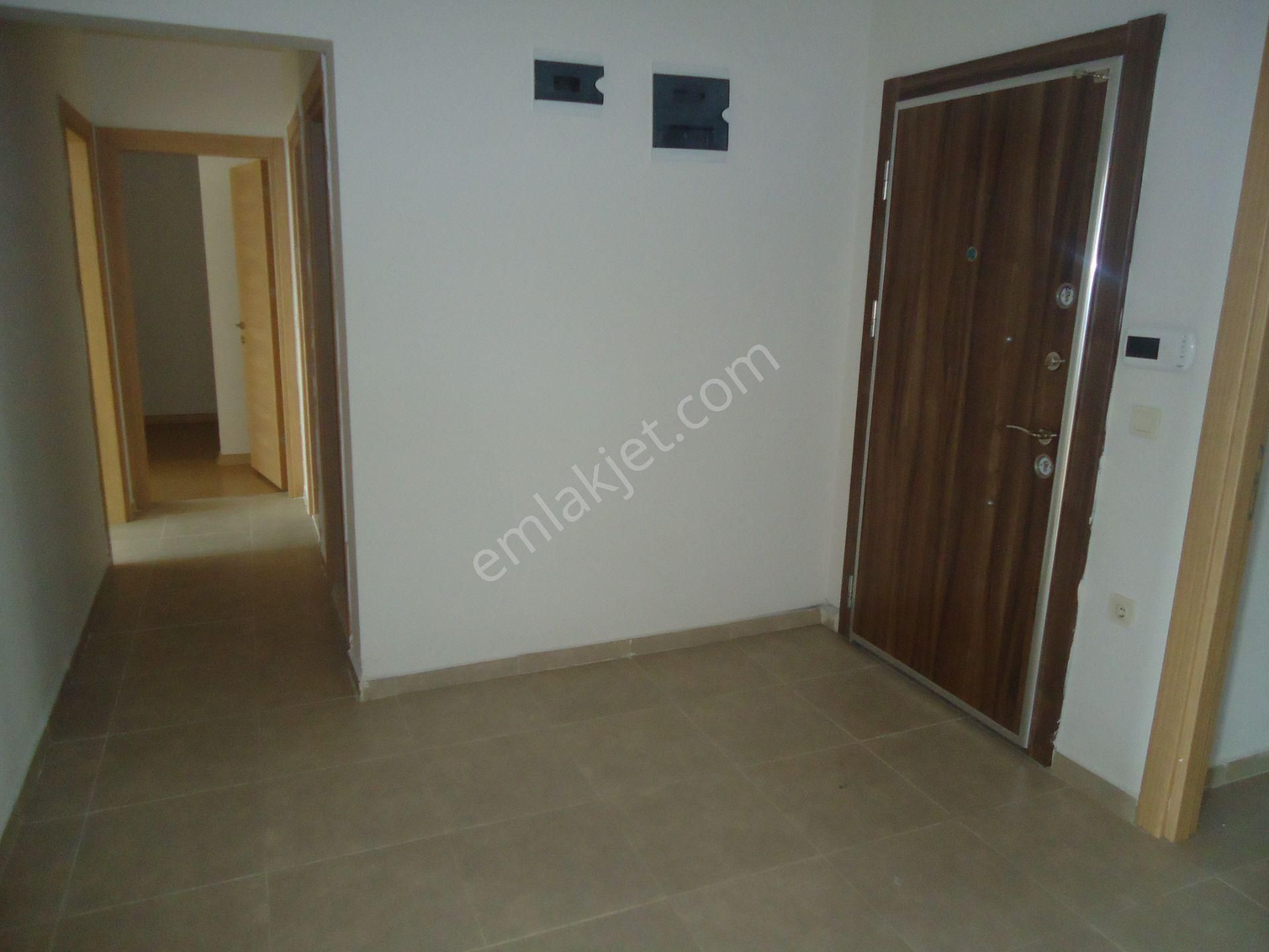 Krc'den Manzaralı Merkezi Konumda Katta Kiralık 3+1 Daire - Görsel 7