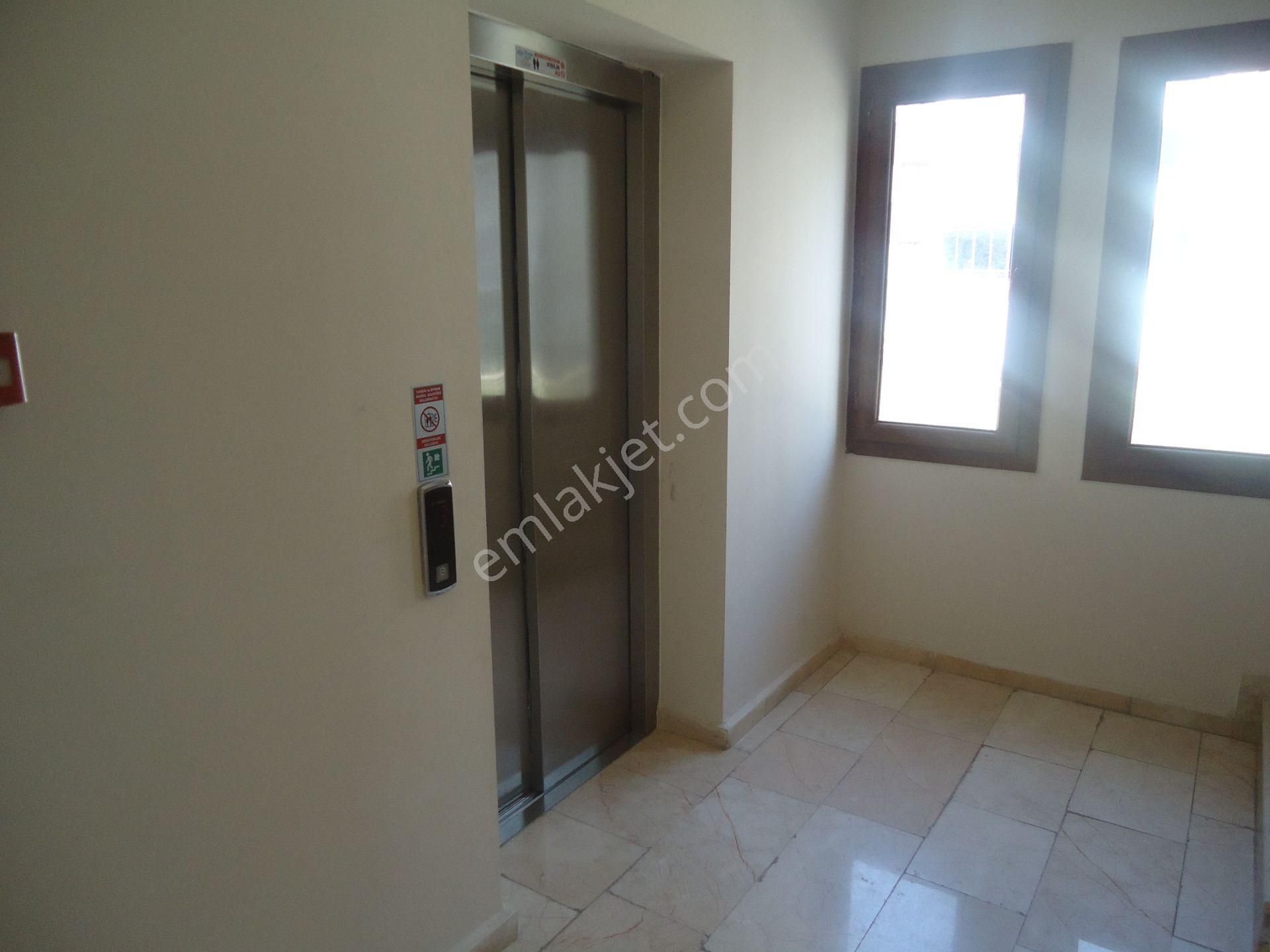 Krc'den Manzaralı Merkezi Konumda Katta Kiralık 3+1 Daire - Görsel 4