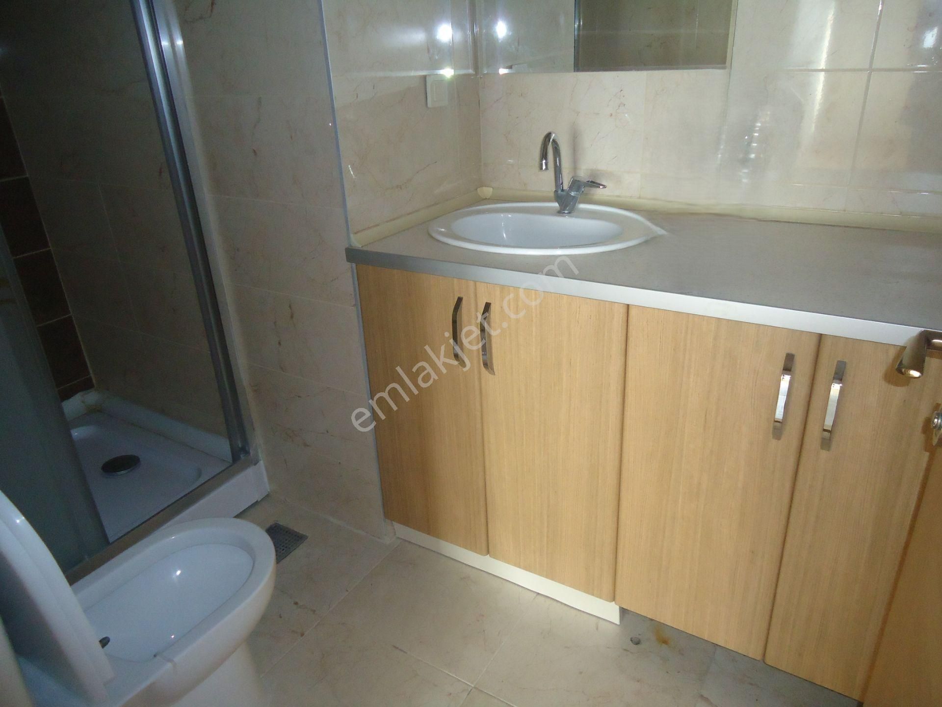 Krc'den Manzaralı Merkezi Konumda Katta Kiralık 3+1 Daire - Görsel 16