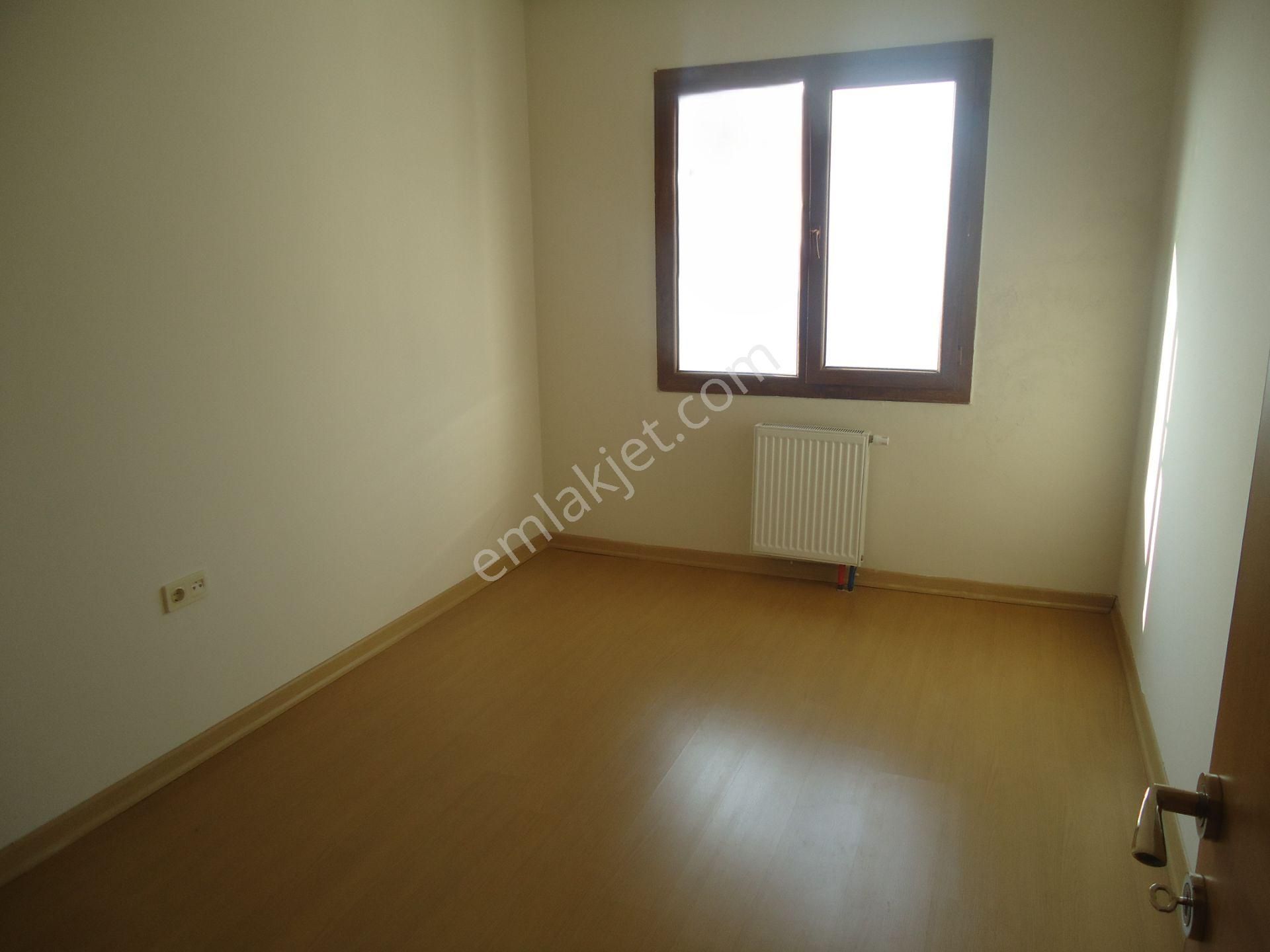 Krc'den Manzaralı Merkezi Konumda Katta Kiralık 3+1 Daire - Görsel 12