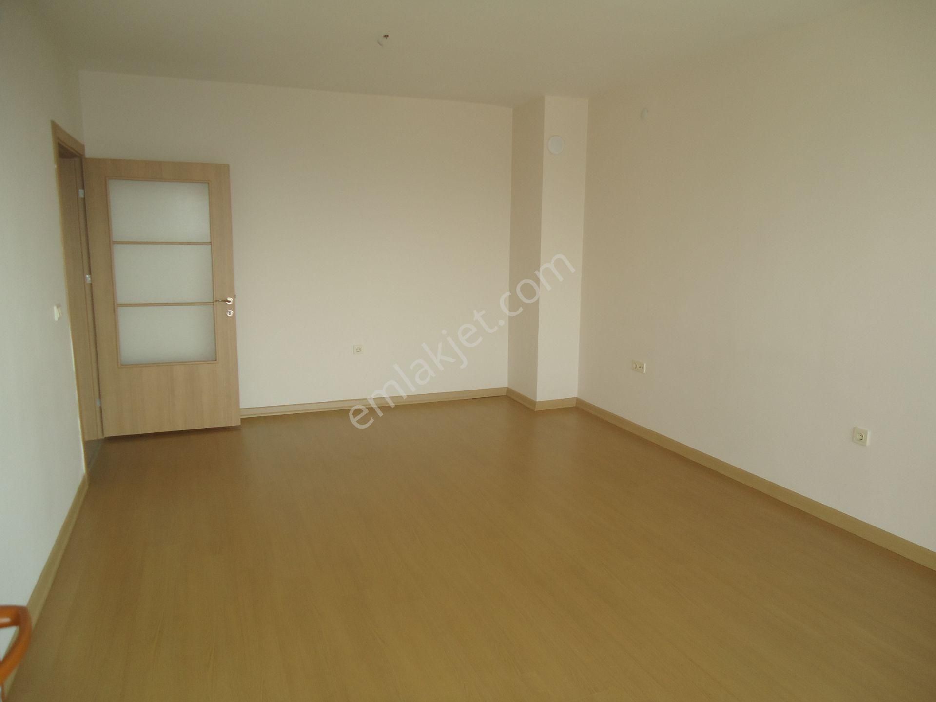Krc'den Manzaralı Merkezi Konumda Katta Kiralık 3+1 Daire - Görsel 9