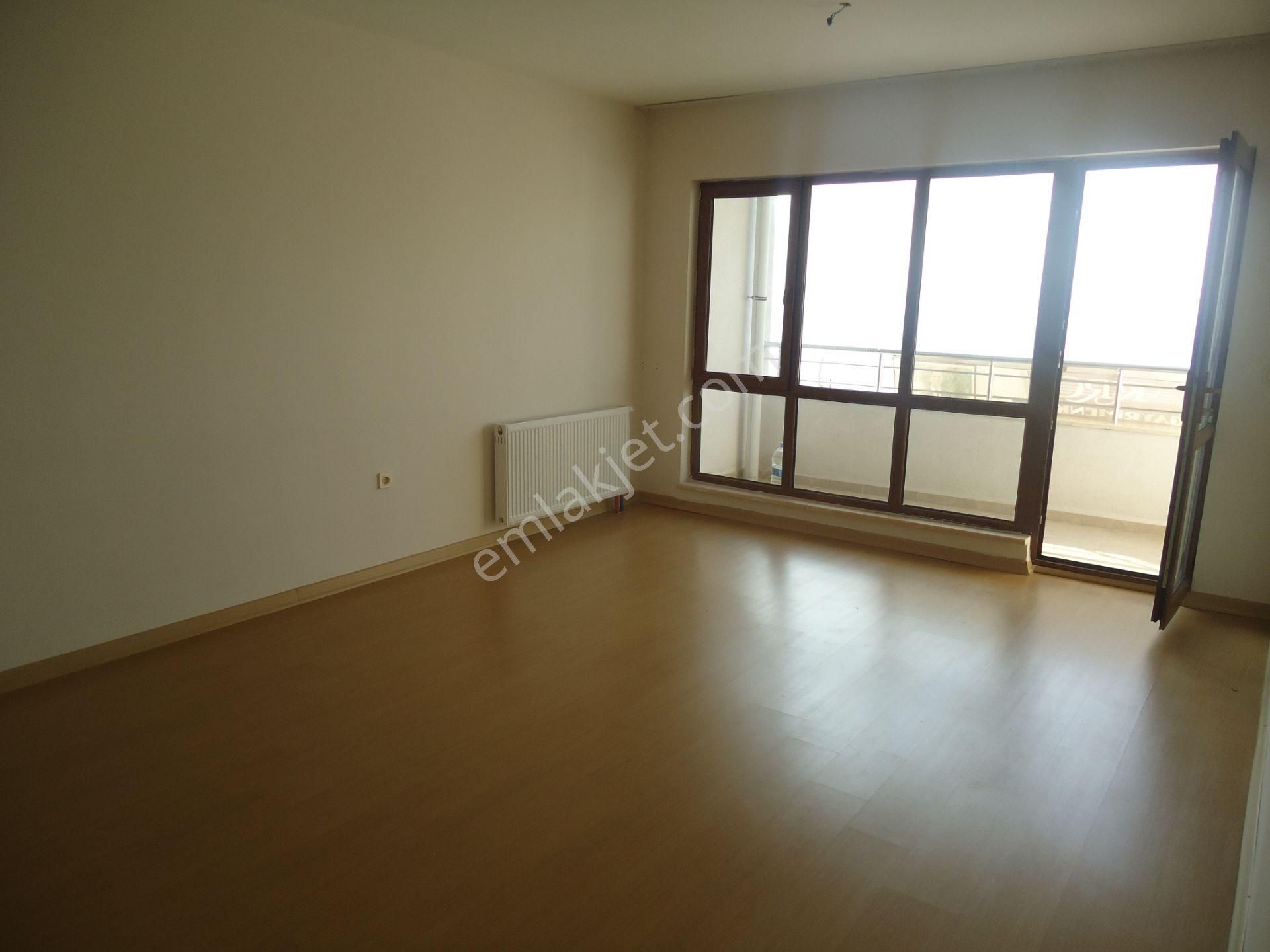 Krc'den Manzaralı Merkezi Konumda Katta Kiralık 3+1 Daire - Görsel 8