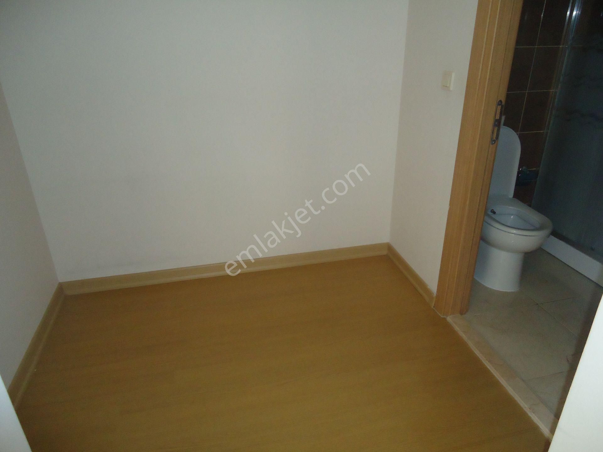 Krc'den Manzaralı Merkezi Konumda Katta Kiralık 3+1 Daire - Görsel 14