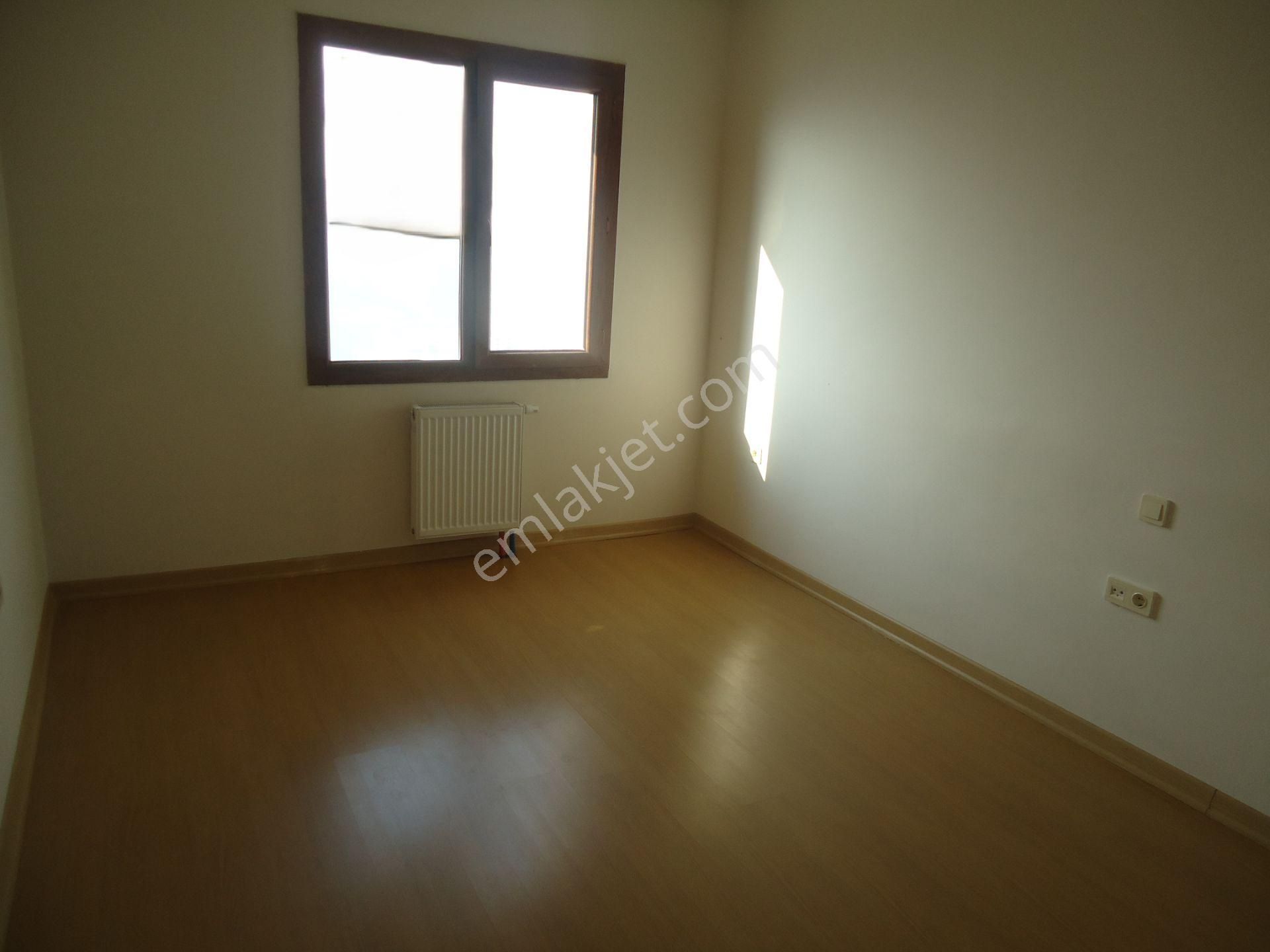 Krc'den Manzaralı Merkezi Konumda Katta Kiralık 3+1 Daire - Görsel 13