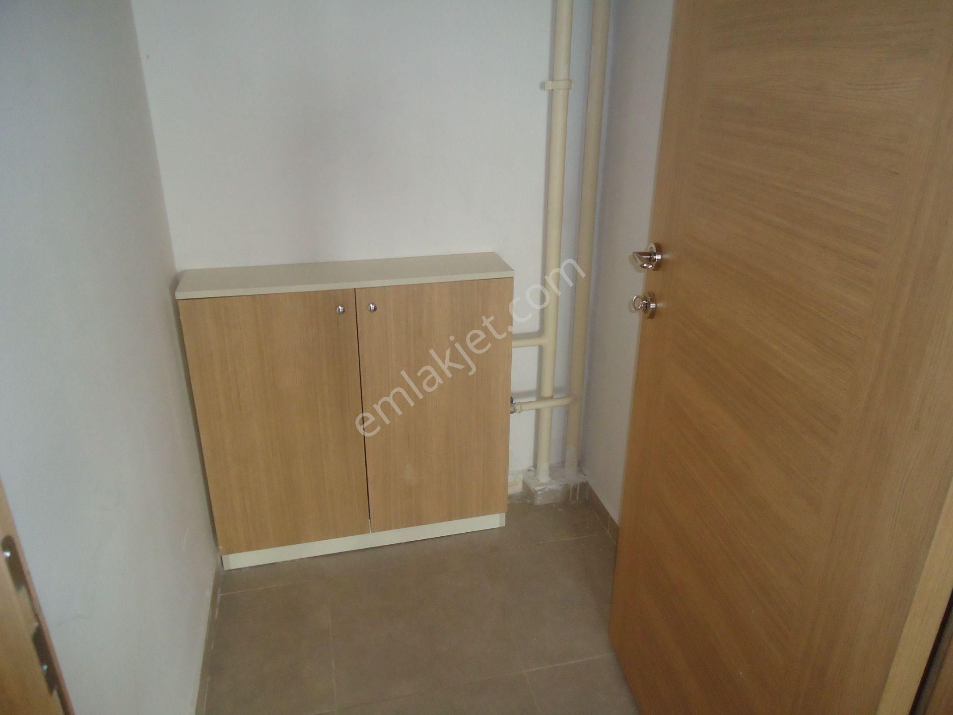 Krc'den Manzaralı Merkezi Konumda Katta Kiralık 3+1 Daire - Görsel 18
