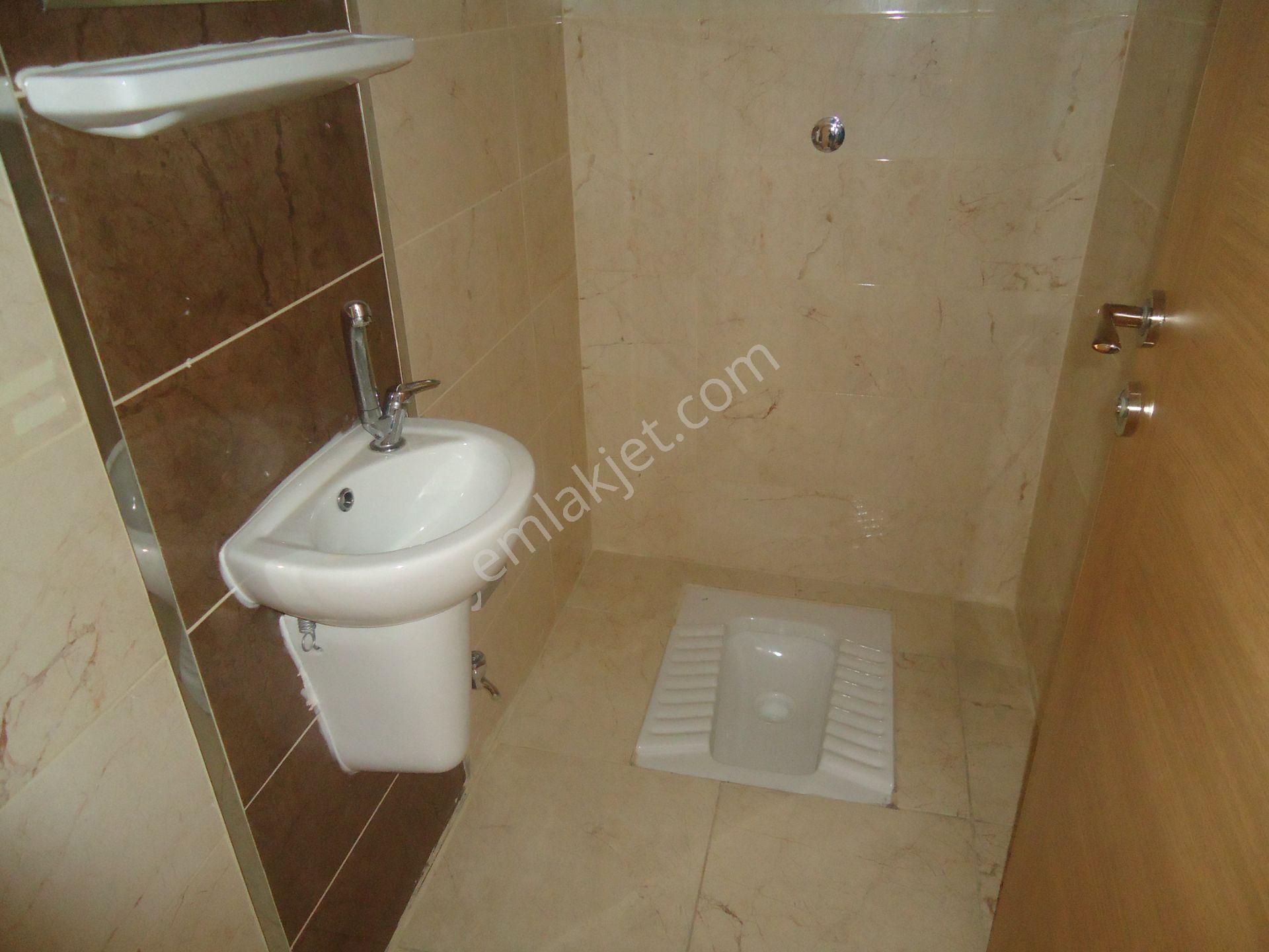 Krc'den Manzaralı Merkezi Konumda Katta Kiralık 3+1 Daire - Görsel 17