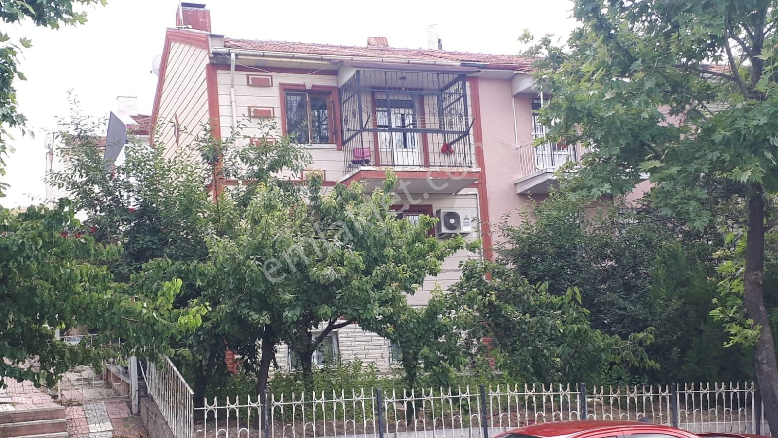 Metroya Yürüme Mesafesinde Köşe Tribleks Cadde Üzeri Refika Aksoy Okuluna Yakın