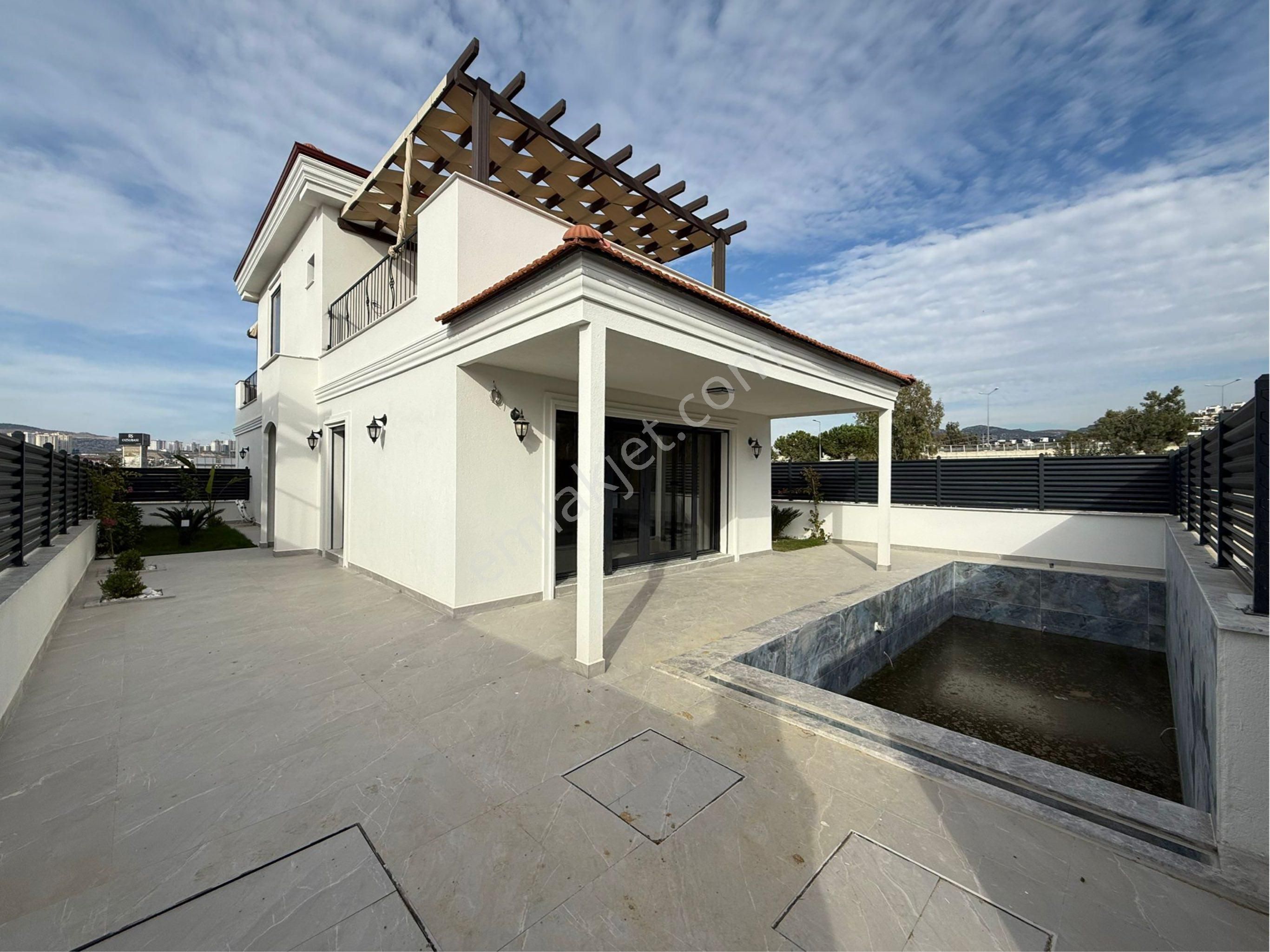 Karaova'da Bağımsız 5+2 Özel Havuzlu Lüks Satılık Villa