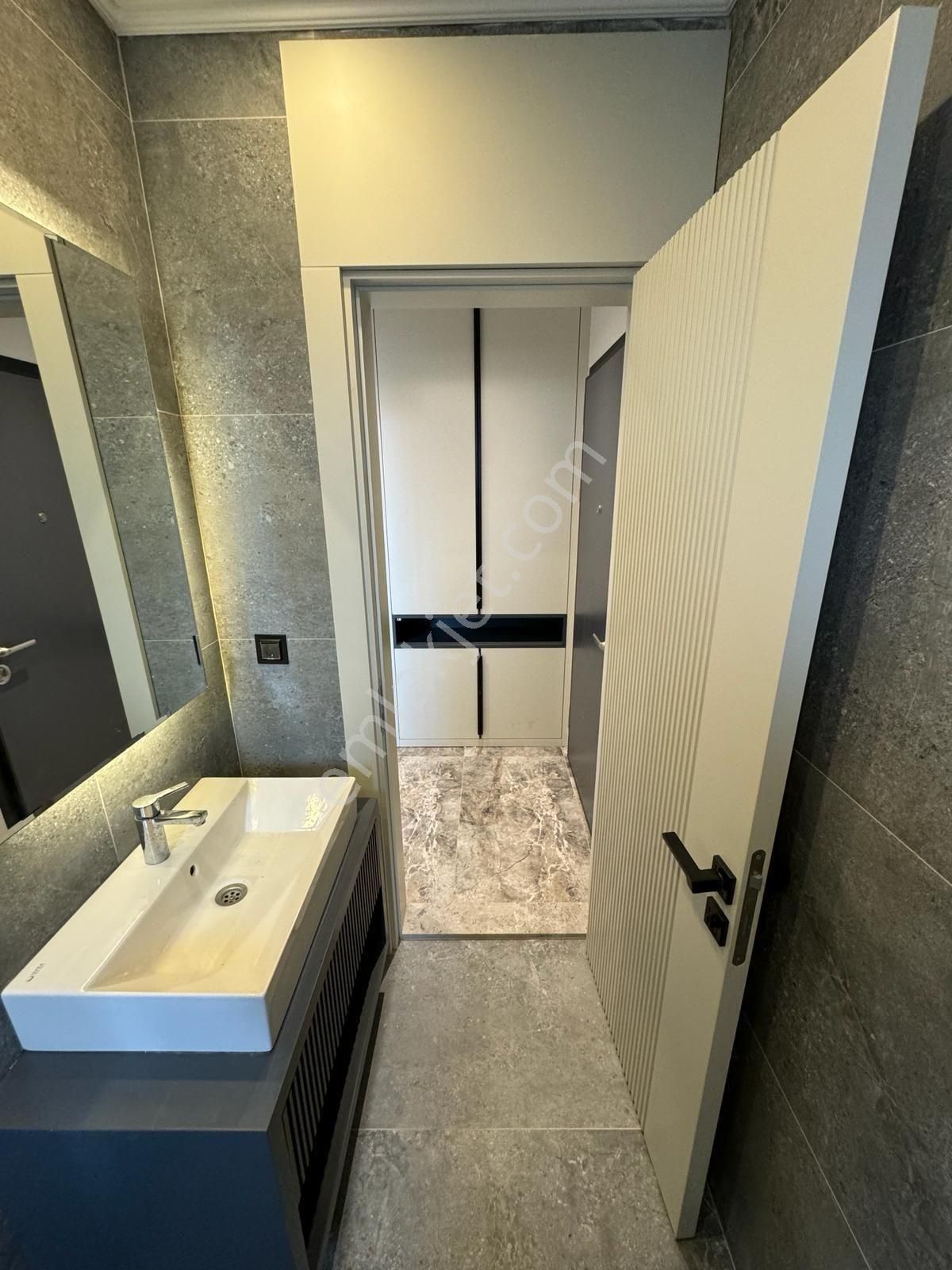 Kuşadası Kadınlardenizi Mahallesinde Köşe Konum Özel Havuzlu Sıfır Lüx 5+1 Triplex Villa - Görsel 24