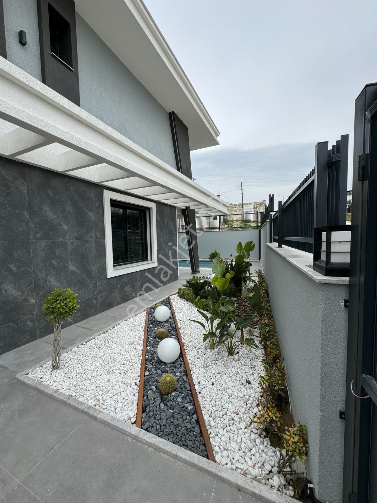 Kuşadası Kadınlardenizi Mahallesinde Köşe Konum Özel Havuzlu Sıfır Lüx 5+1 Triplex Villa - Görsel 11