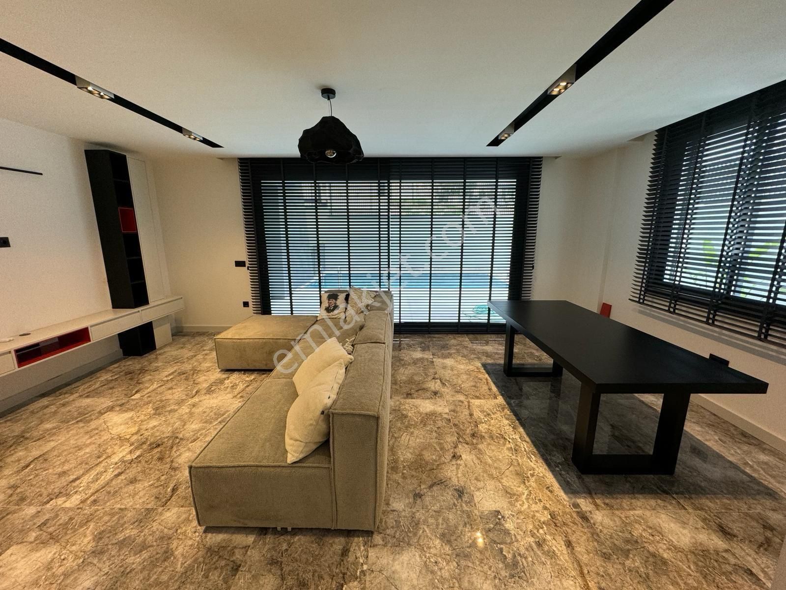 Kuşadası Kadınlardenizi Mahallesinde Köşe Konum Özel Havuzlu Sıfır Lüx 5+1 Triplex Villa - Görsel 20