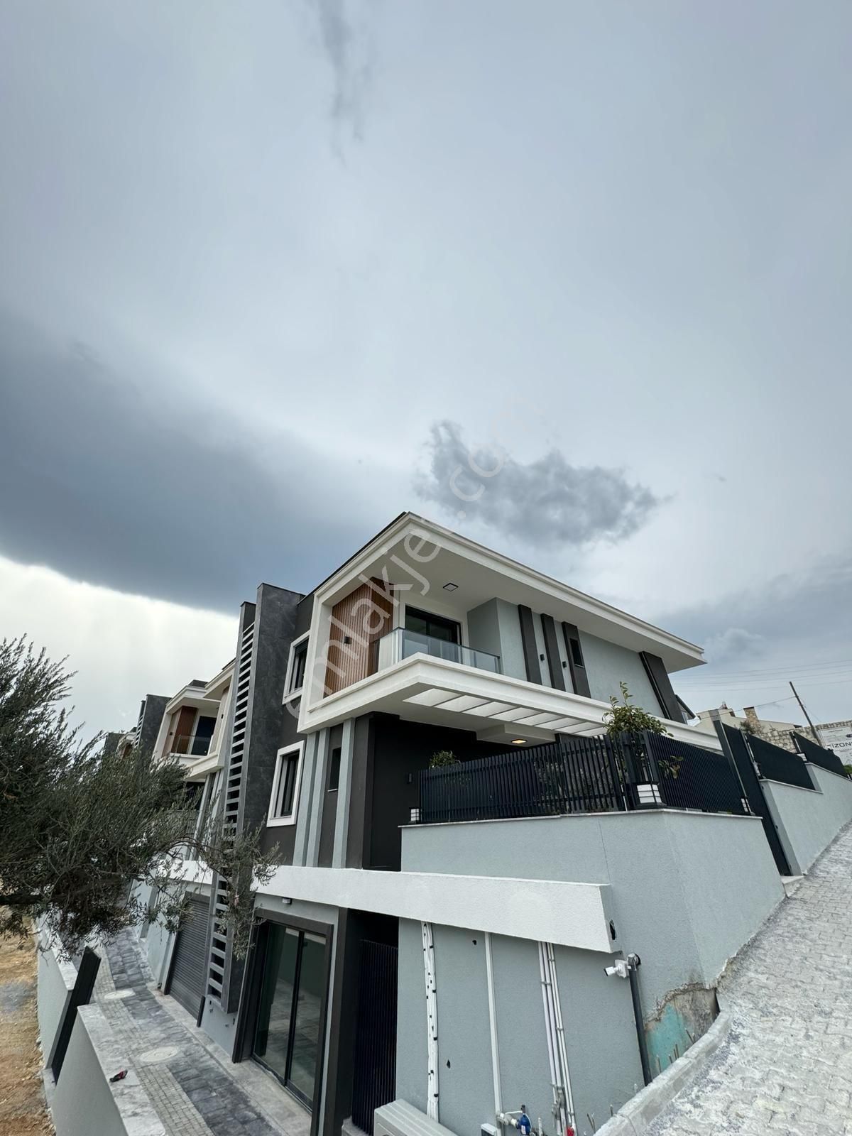 Kuşadası Kadınlardenizi Mahallesinde Köşe Konum Özel Havuzlu Sıfır Lüx 5+1 Triplex Villa - Görsel 5