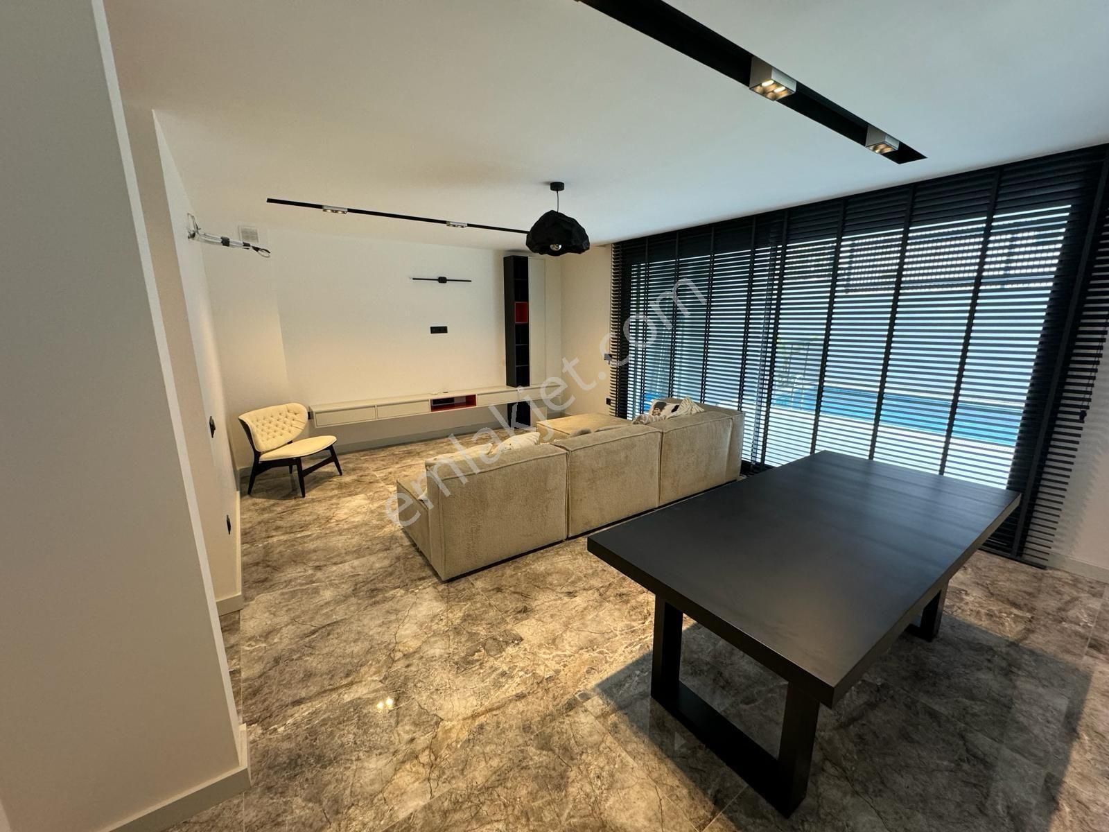 Kuşadası Kadınlardenizi Mahallesinde Köşe Konum Özel Havuzlu Sıfır Lüx 5+1 Triplex Villa - Görsel 21