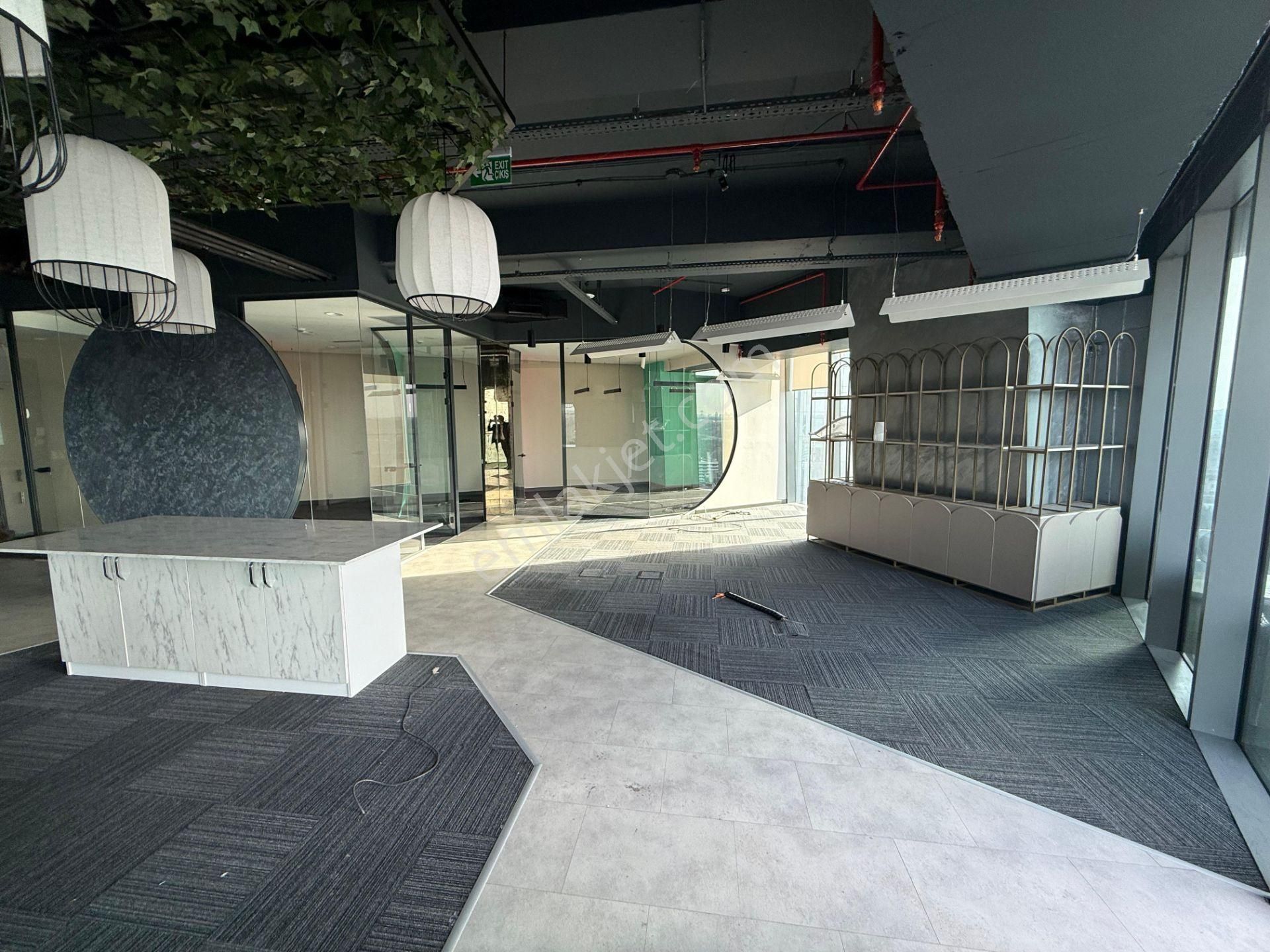 Kiralık Ofis Skyland'te Balkonlu Prestijli Remax Astyle