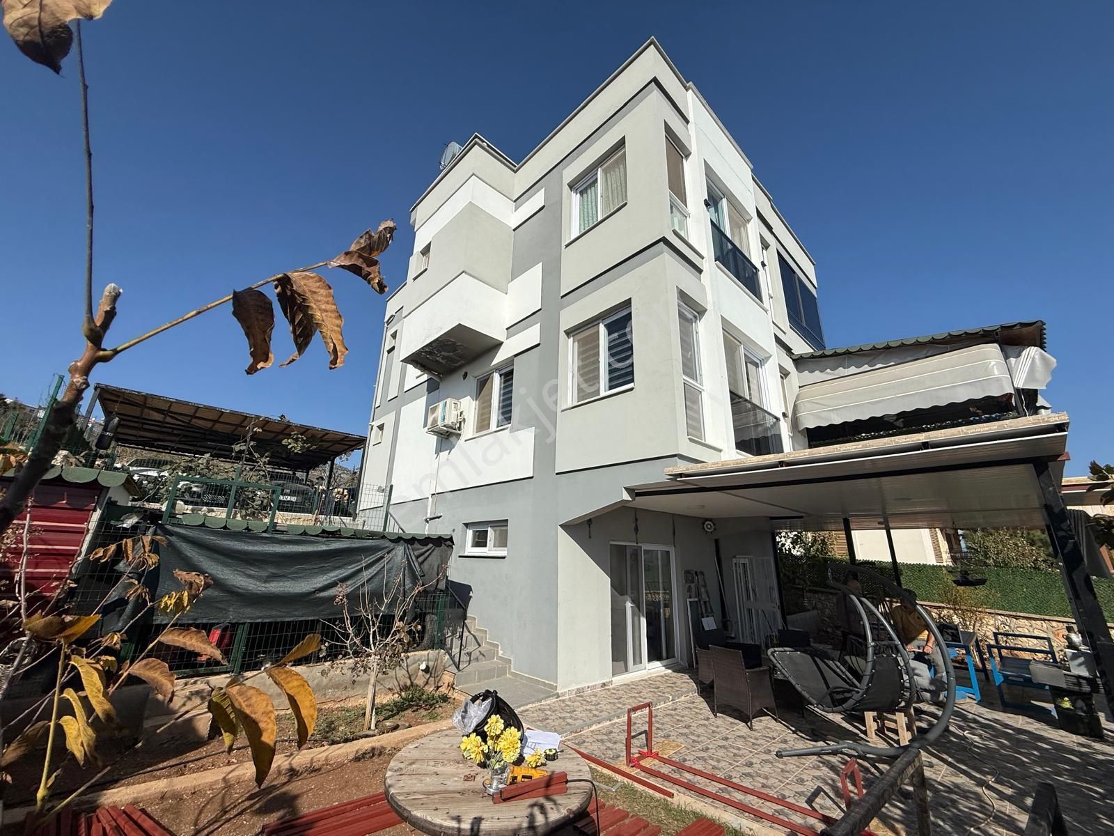 Remax Toros'tan Darısekisi'nde Lüks Tripleks 5+1 Eşyalı Villa - Görsel 4