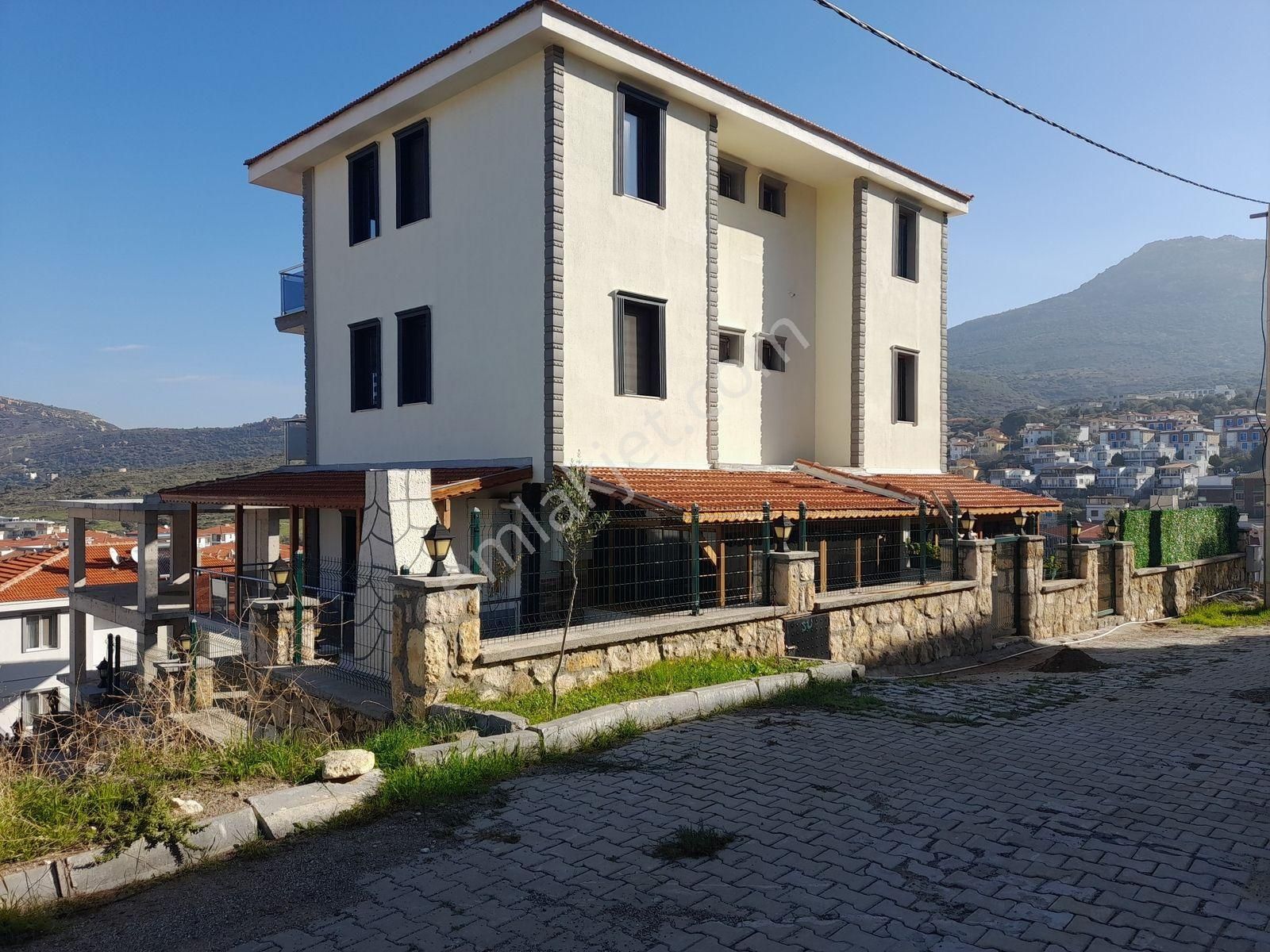 Yenifoça Narezende Deniz Manzaralı Doğalgazlı3+1 Trıbleks Villa