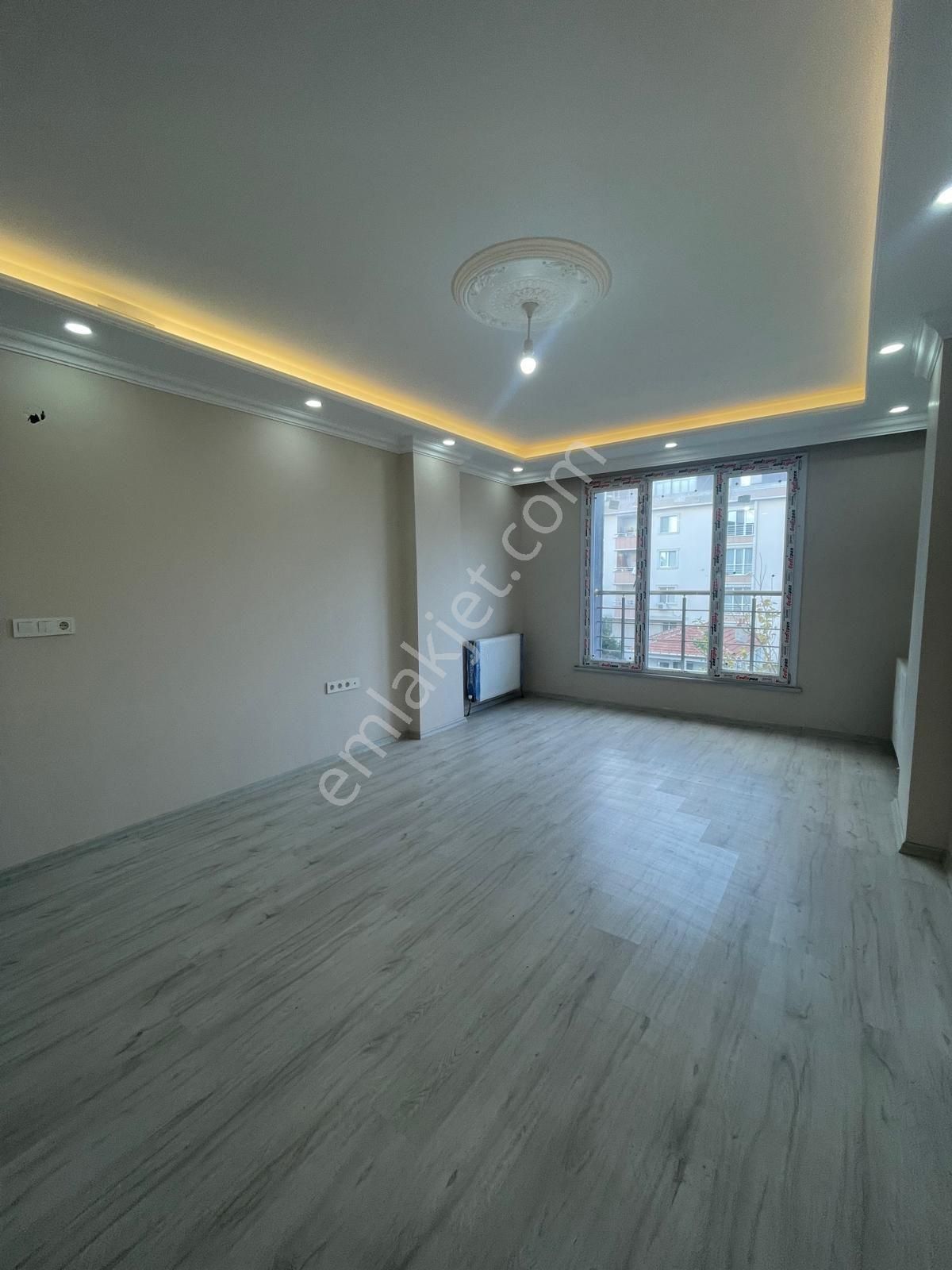 Beylikdüzü Kavaklı Merkezde 2+1 90 M2 1.kat Iskanlı