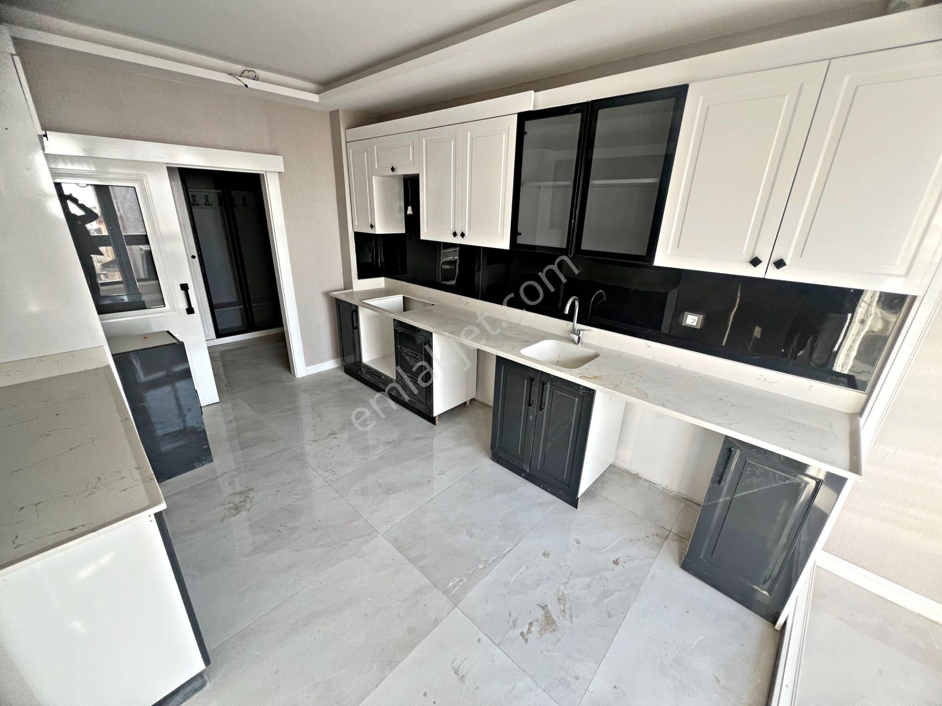 Sancaktepede Park Manzaralı Kırıkkaleliler Cadde Üzeri 3+1 Daire