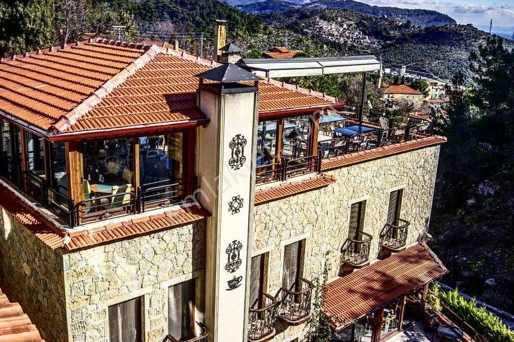 Çanakkale Yeşilyurt Köyü Satılık 17 Odalı 600 Parça Müzeli Otel