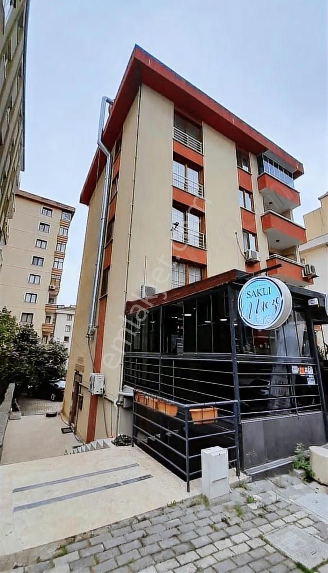 Ataşehir Yenişehir Mh.az Katlı Genç Binada Katta Tek 3+1 Ara Kat