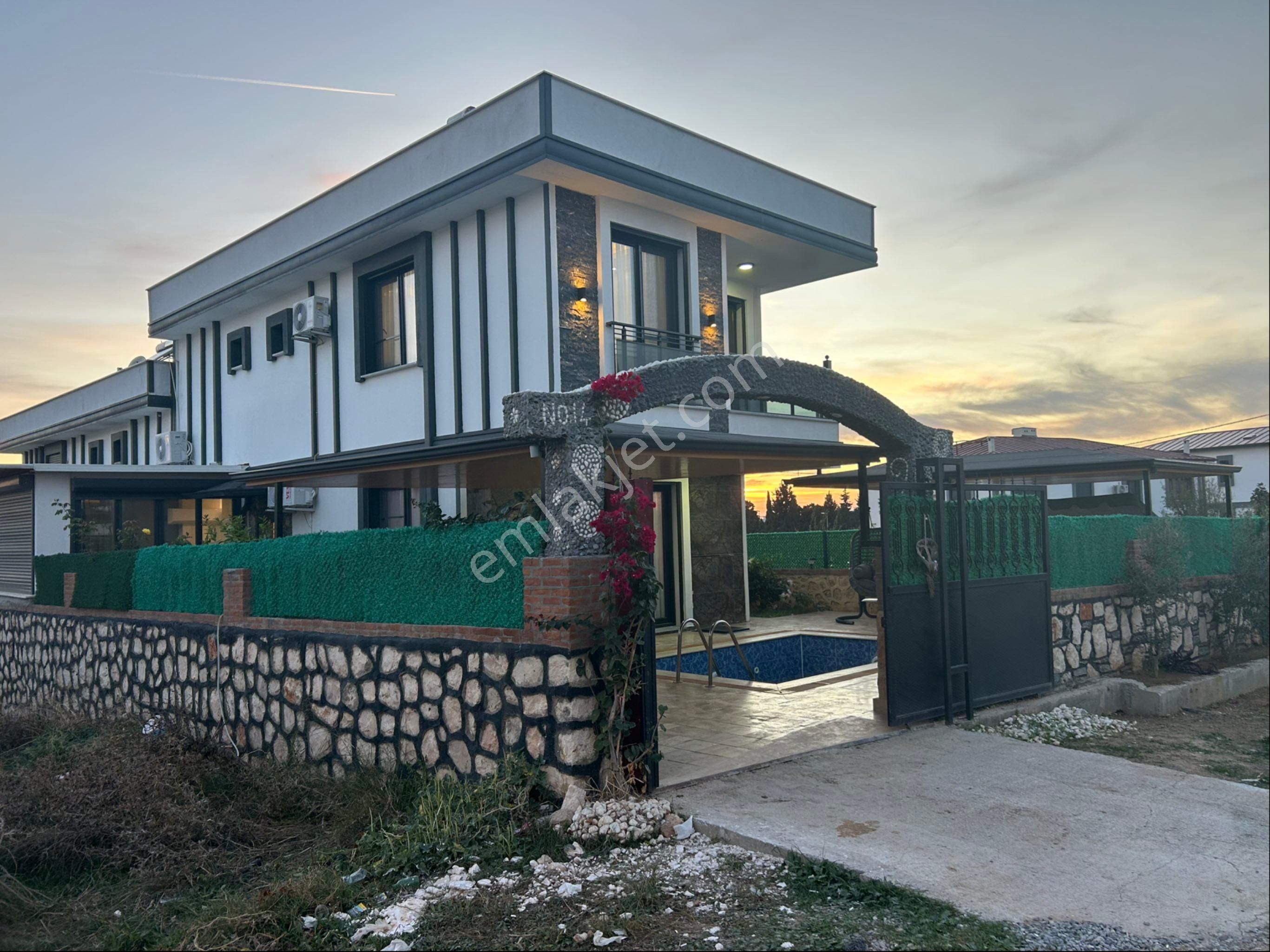 Didim Hisarda Eşyalı Havuzlu Kış Bahçeli 3+1 Villa - Görsel 34