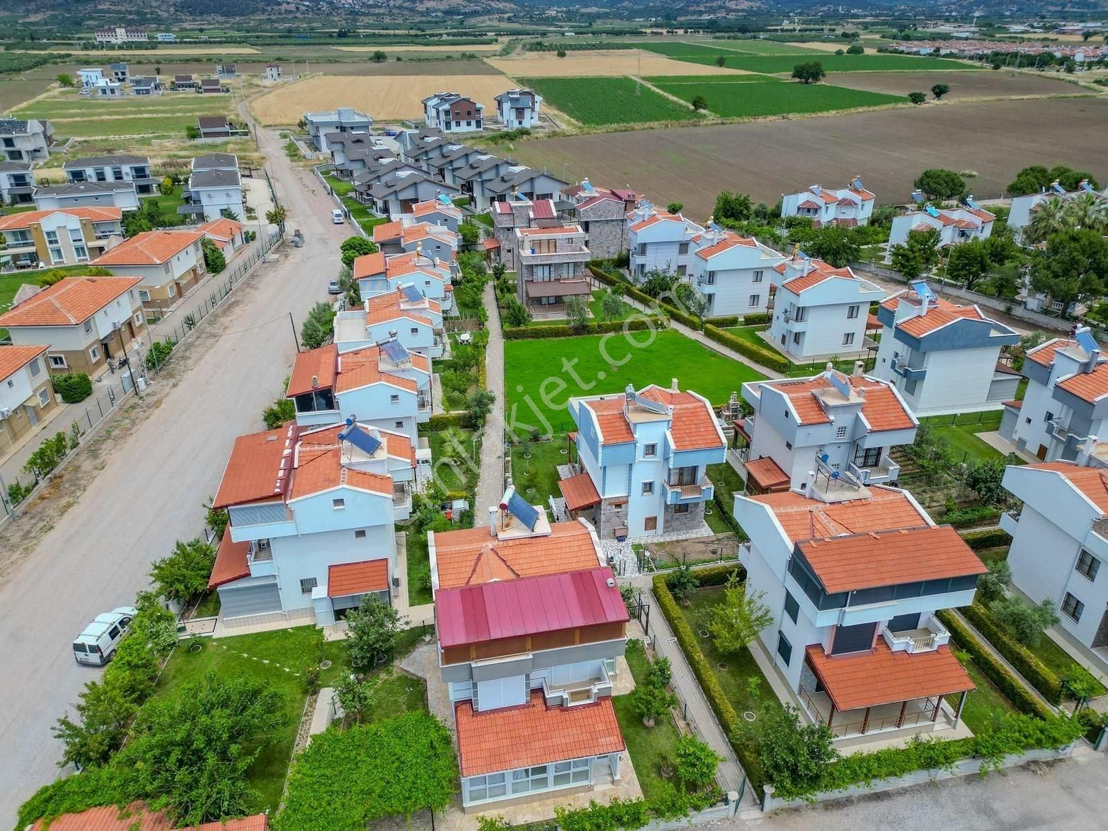 Dikilide Muhteşem Doğa Manzaralı Satılık 4+1 Villa!