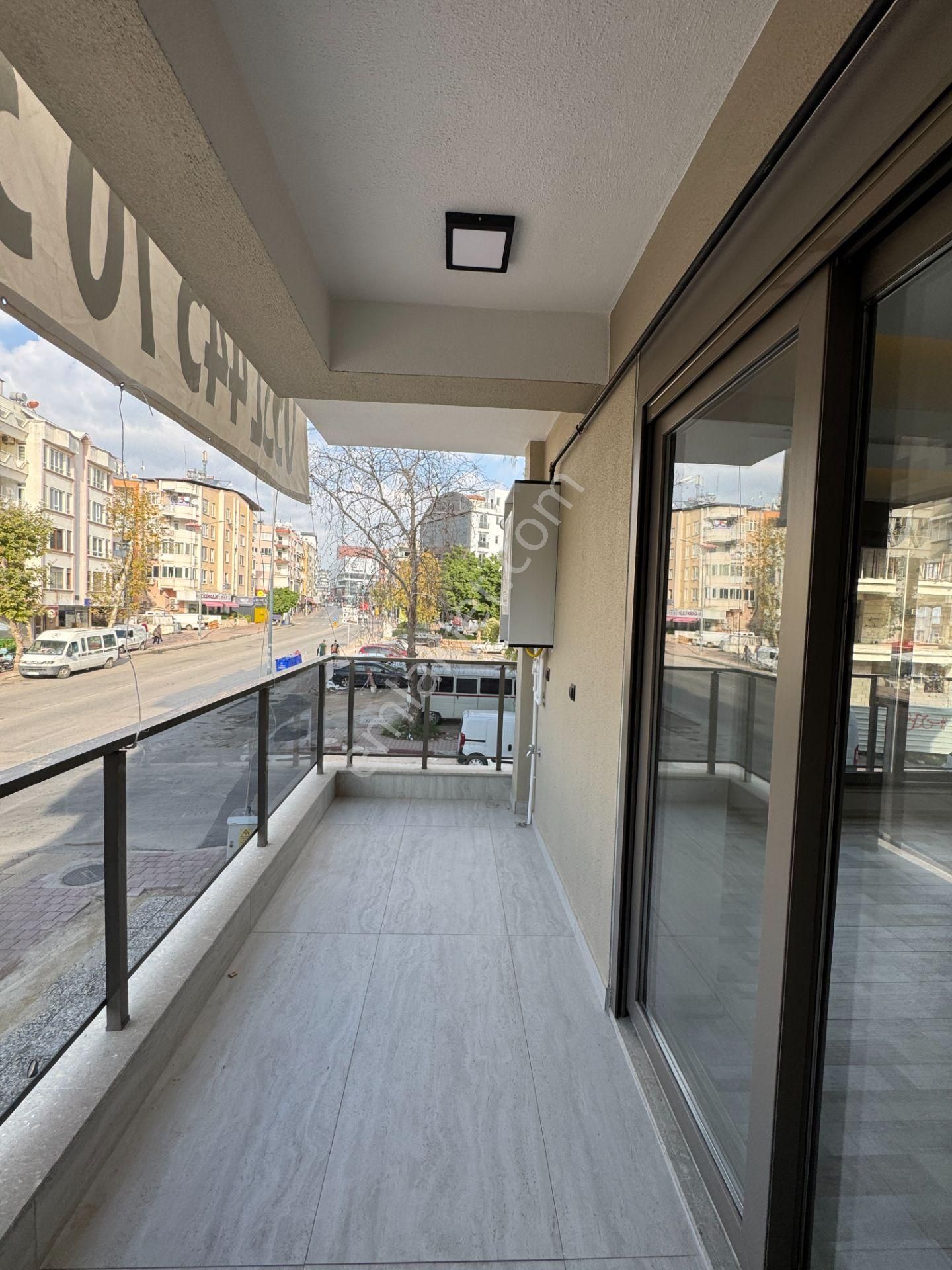 Zerdalilikte Çift Banyolu Kombili Otoparklı Fırsat Geniş 3+1 Daireler - Görsel 24