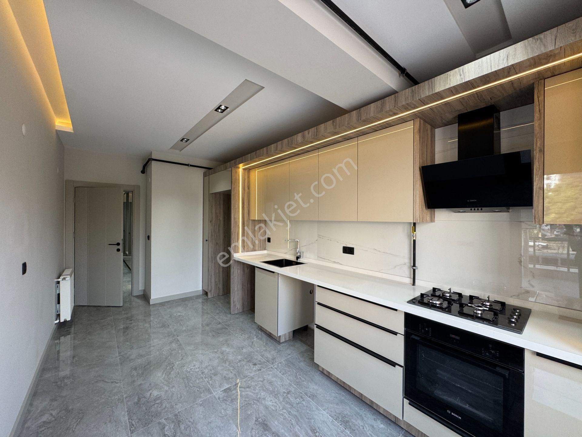 Zerdalilikte Çift Banyolu Kombili Otoparklı Fırsat Geniş 3+1 Daireler - Görsel 3