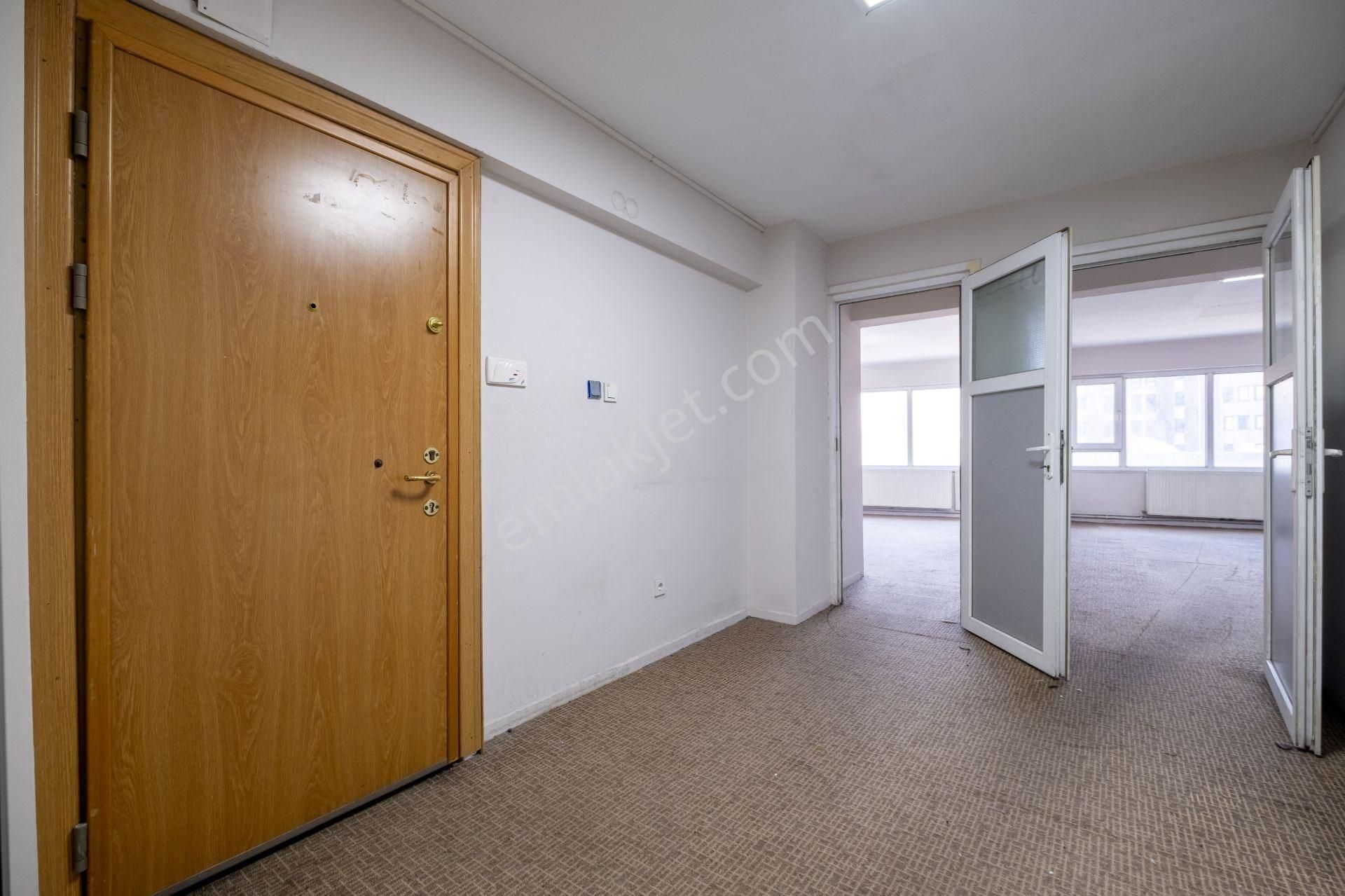 Kadıköy Kurbağalıdere Cad. Belediye Karşısı, 6 Odalı Ofis - Görsel 3