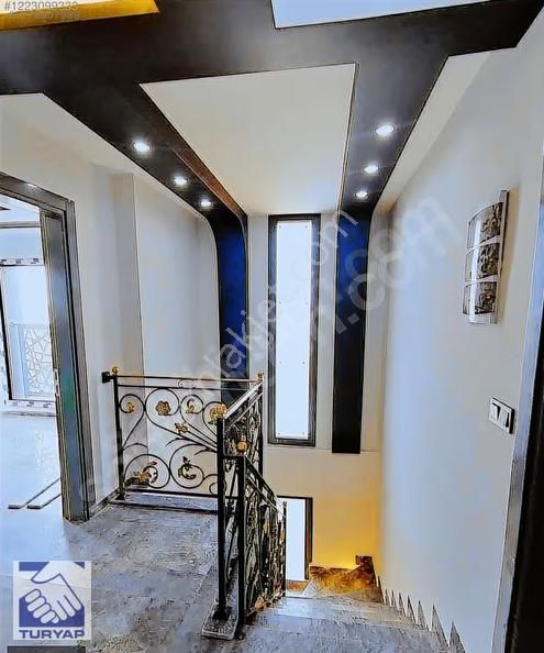 Kuşadası'nda Çift Havuzlu Tam Müstakil Satılık Villa - Görsel 8