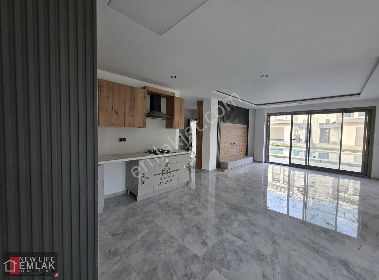 Kuşadası Soğucak'ta Yolun Deniz Tarafında Havuzlu Sitede Villa - Görsel 13