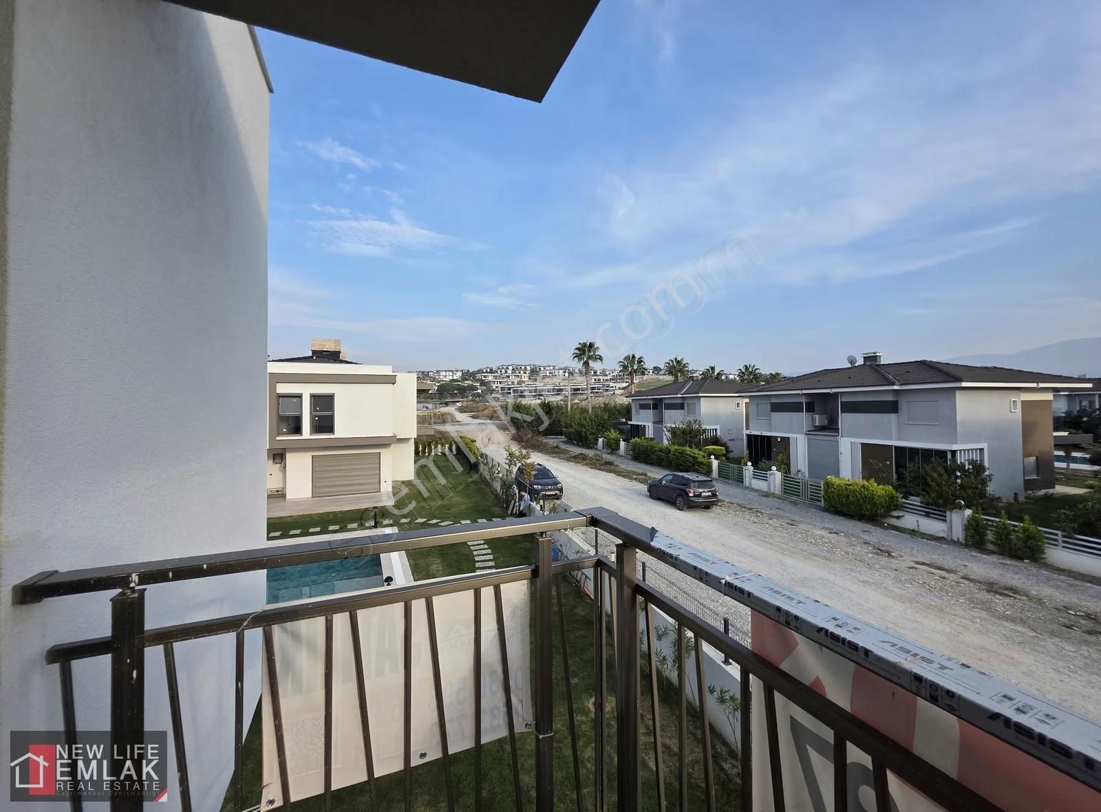 Kuşadası Soğucak'ta Yolun Deniz Tarafında Havuzlu Sitede Villa - Görsel 17