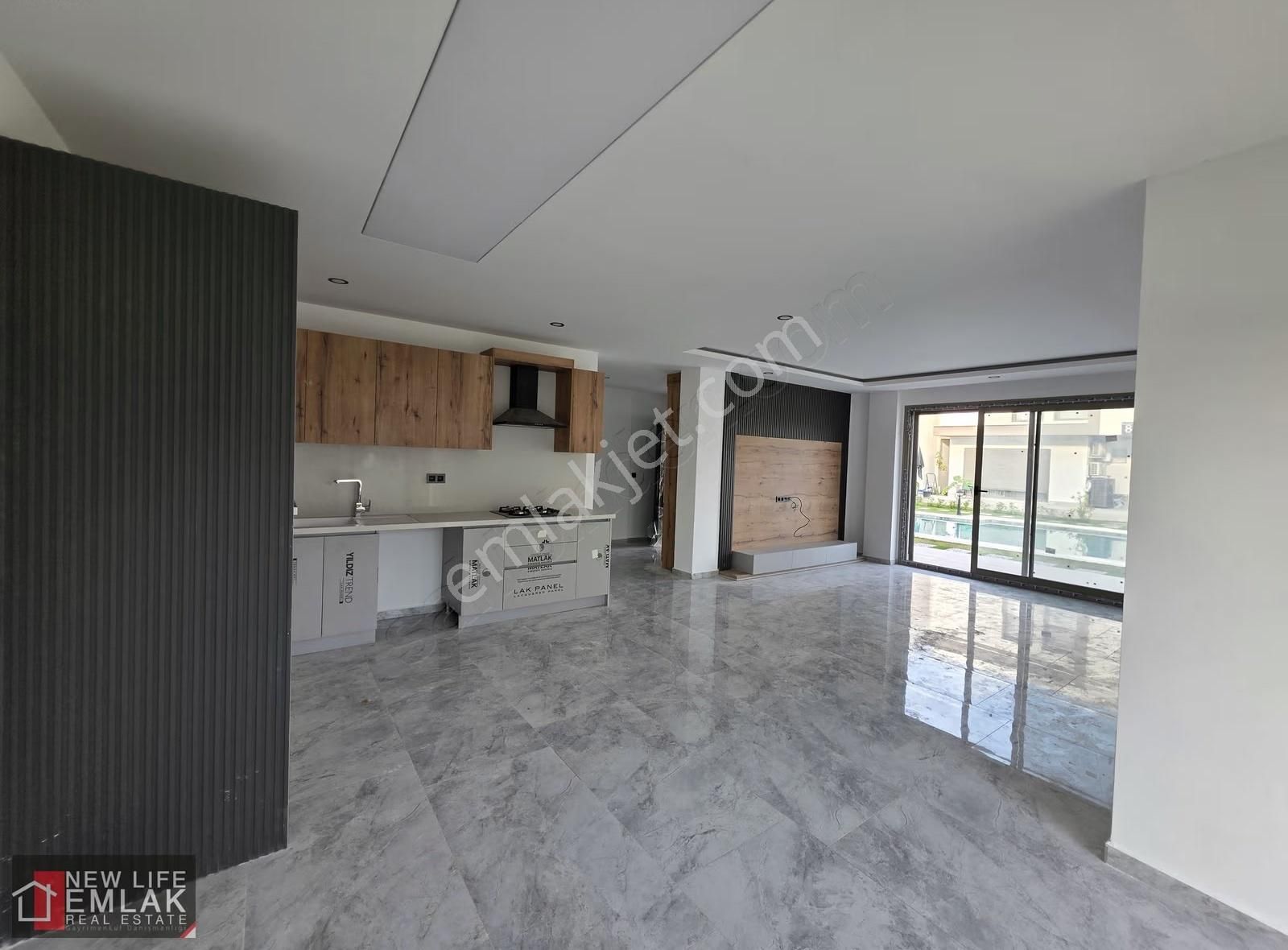 Kuşadası Soğucak'ta Yolun Deniz Tarafında Havuzlu Sitede Villa - Görsel 10