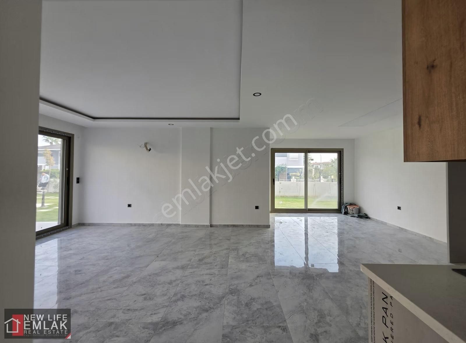 Kuşadası Soğucak'ta Yolun Deniz Tarafında Havuzlu Sitede Villa - Görsel 14