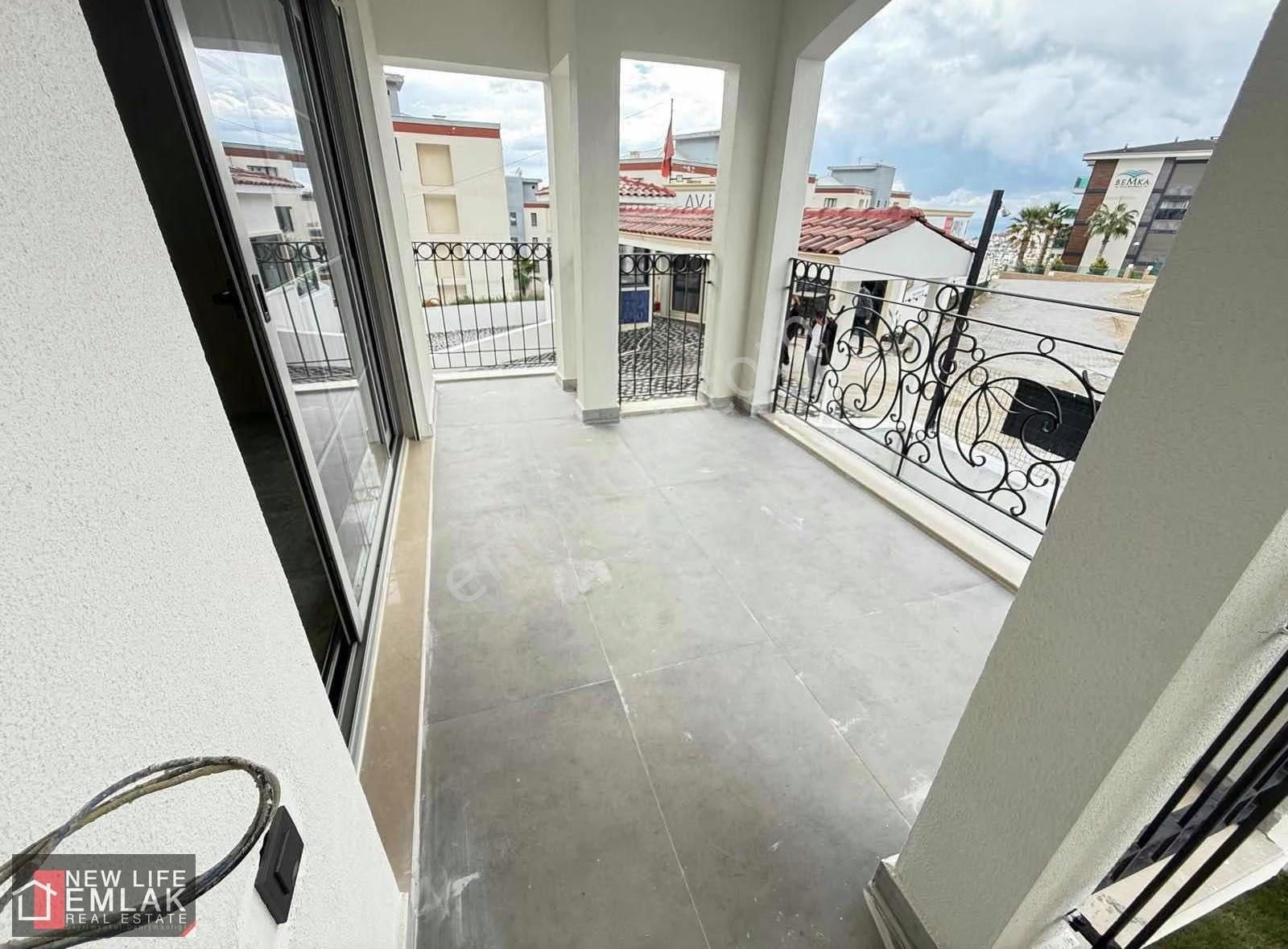 Kuşadası Merkezde Havuzlu Sitede Deniz Manzaralı Satılık Daire - Görsel 14