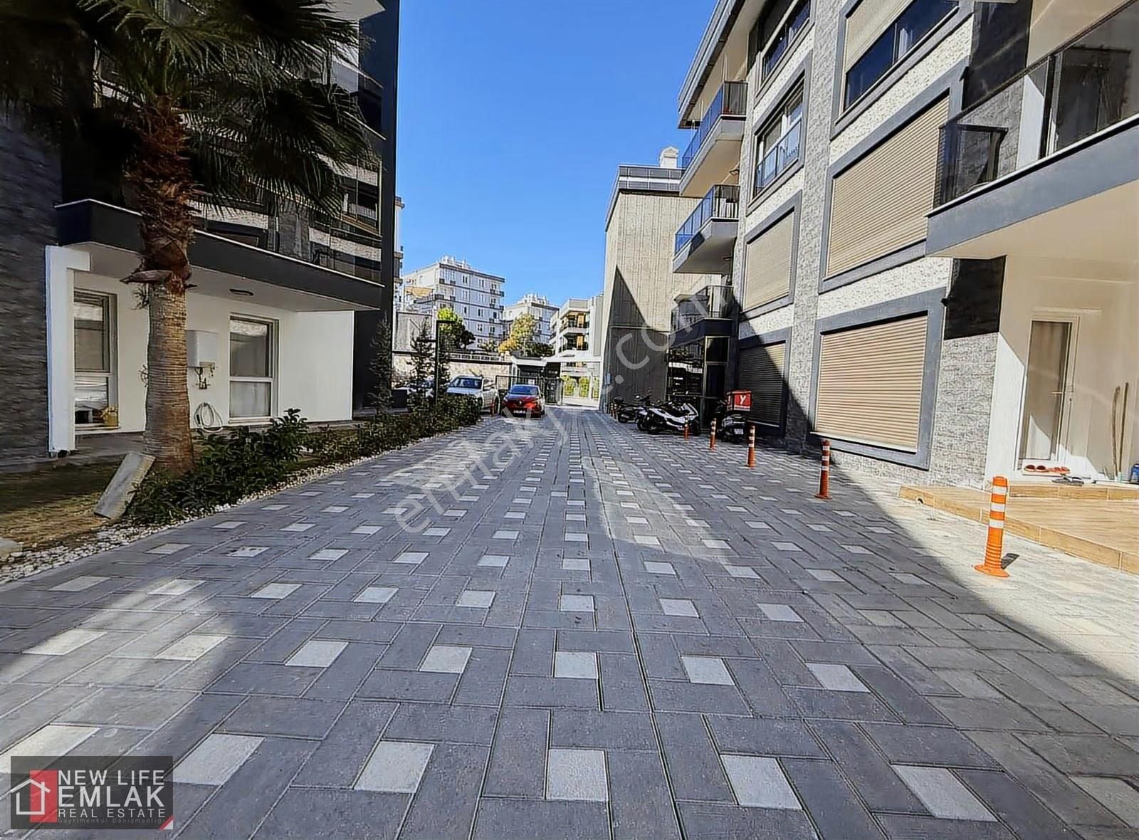 Kuşadasında Kapalı Garaj Havuzlu Sitede Satılık Bahçe Katı