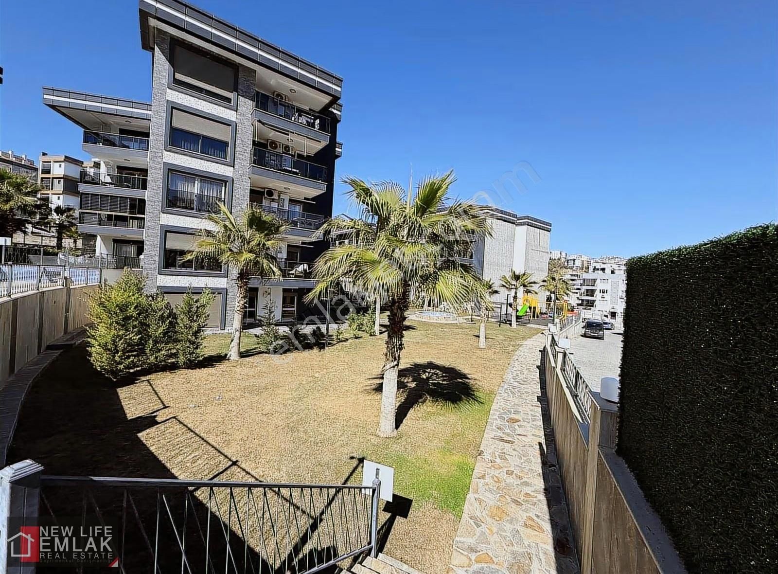 Kuşadasında Kapalı Garaj Havuzlu Sitede Satılık Bahçe Katı - Görsel 4