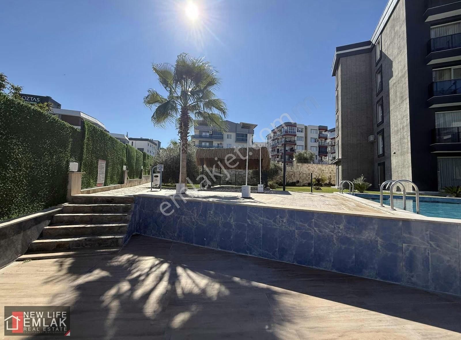 Kuşadasında Kapalı Garaj Havuzlu Sitede Satılık Bahçe Katı - Görsel 2