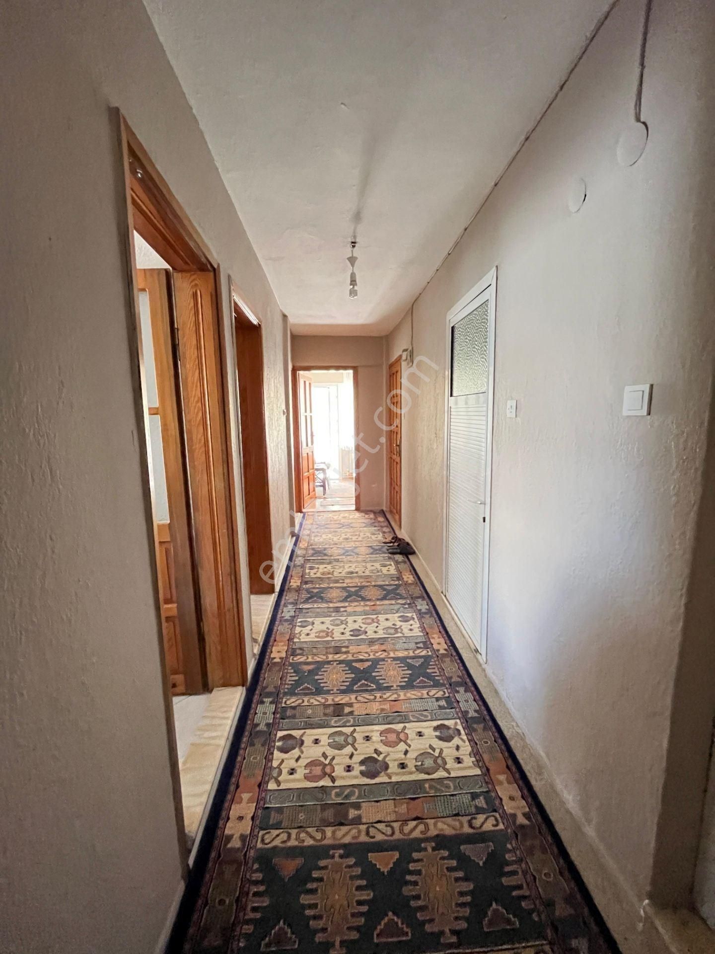 Bornova Mevlâna Mahallesinde Satılık 3+1 Arakat Ferah Daire - Görsel 2