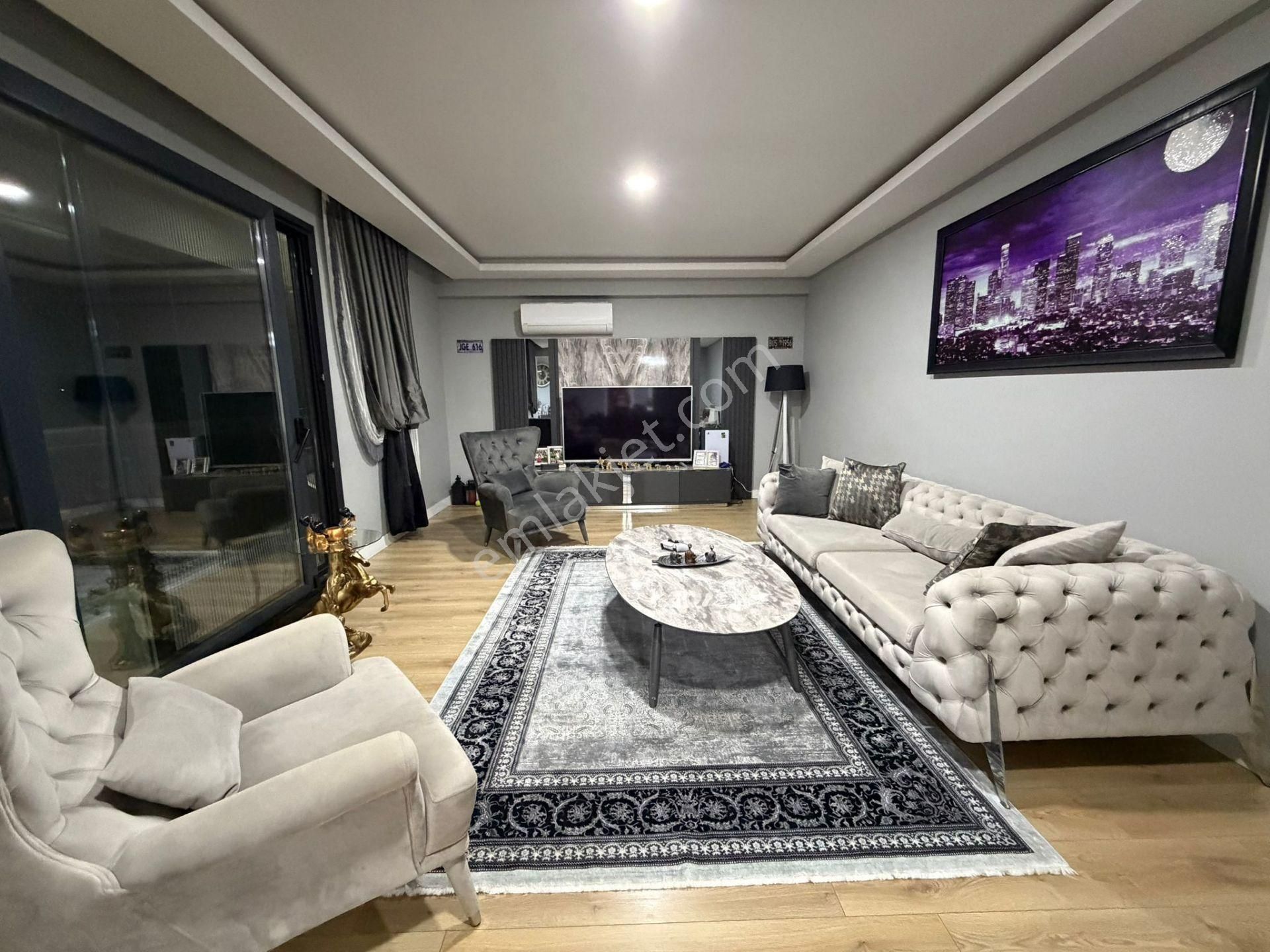 İstanbul House'dan Toya Moda'da 2+1 Havuz Manzaralı Daire.