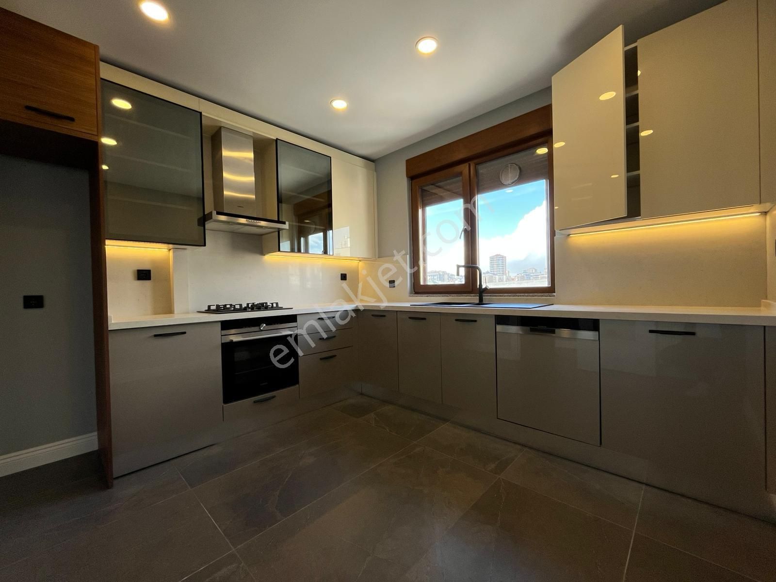 Erenköy'de Bağdat Caddesine Yakın Geniş Mutfaklı 130m² Net 3+1 Boş - Görsel 21