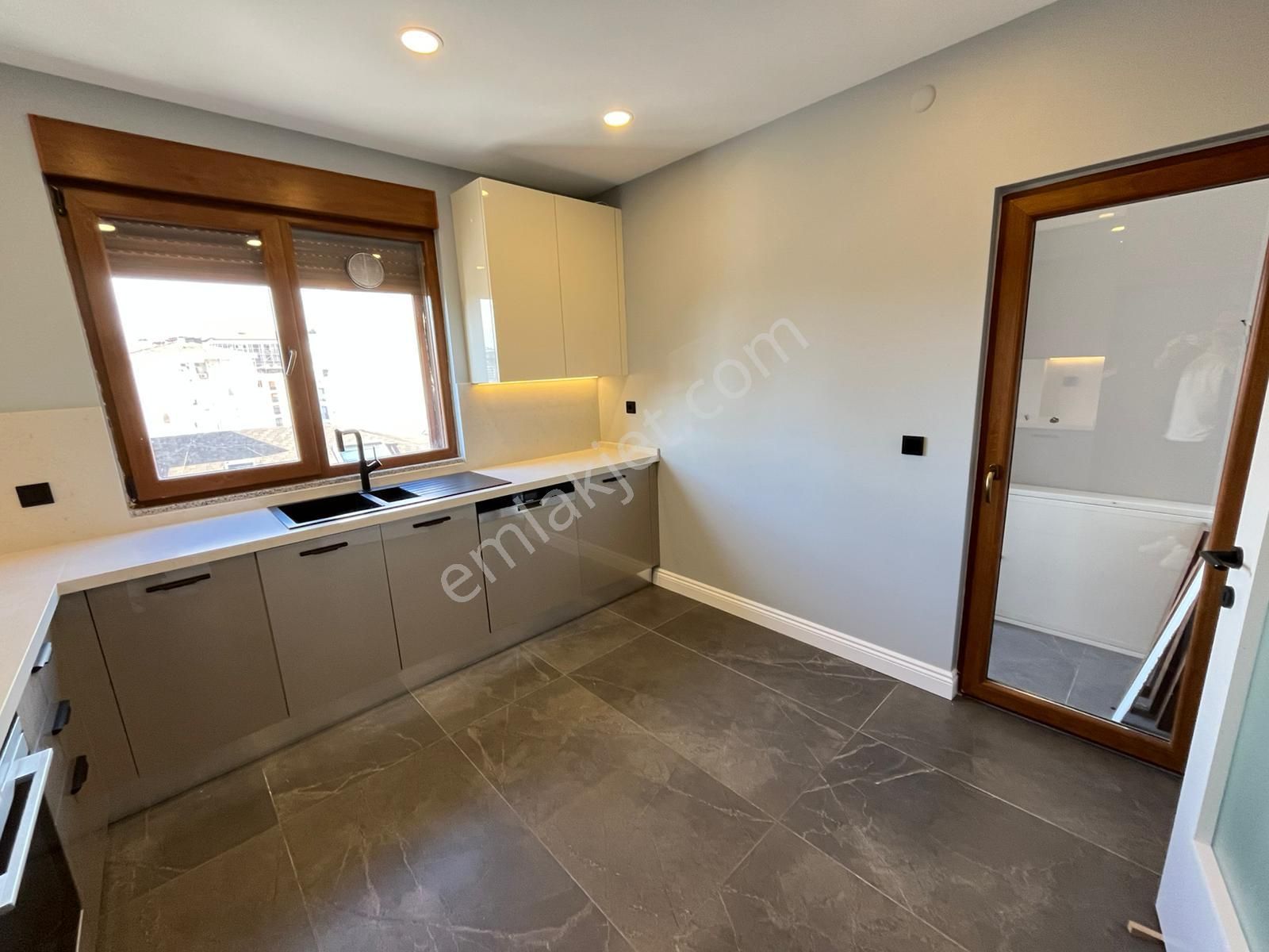 Erenköy'de Bağdat Caddesine Yakın Geniş Mutfaklı 130m² Net 3+1 Boş - Görsel 15