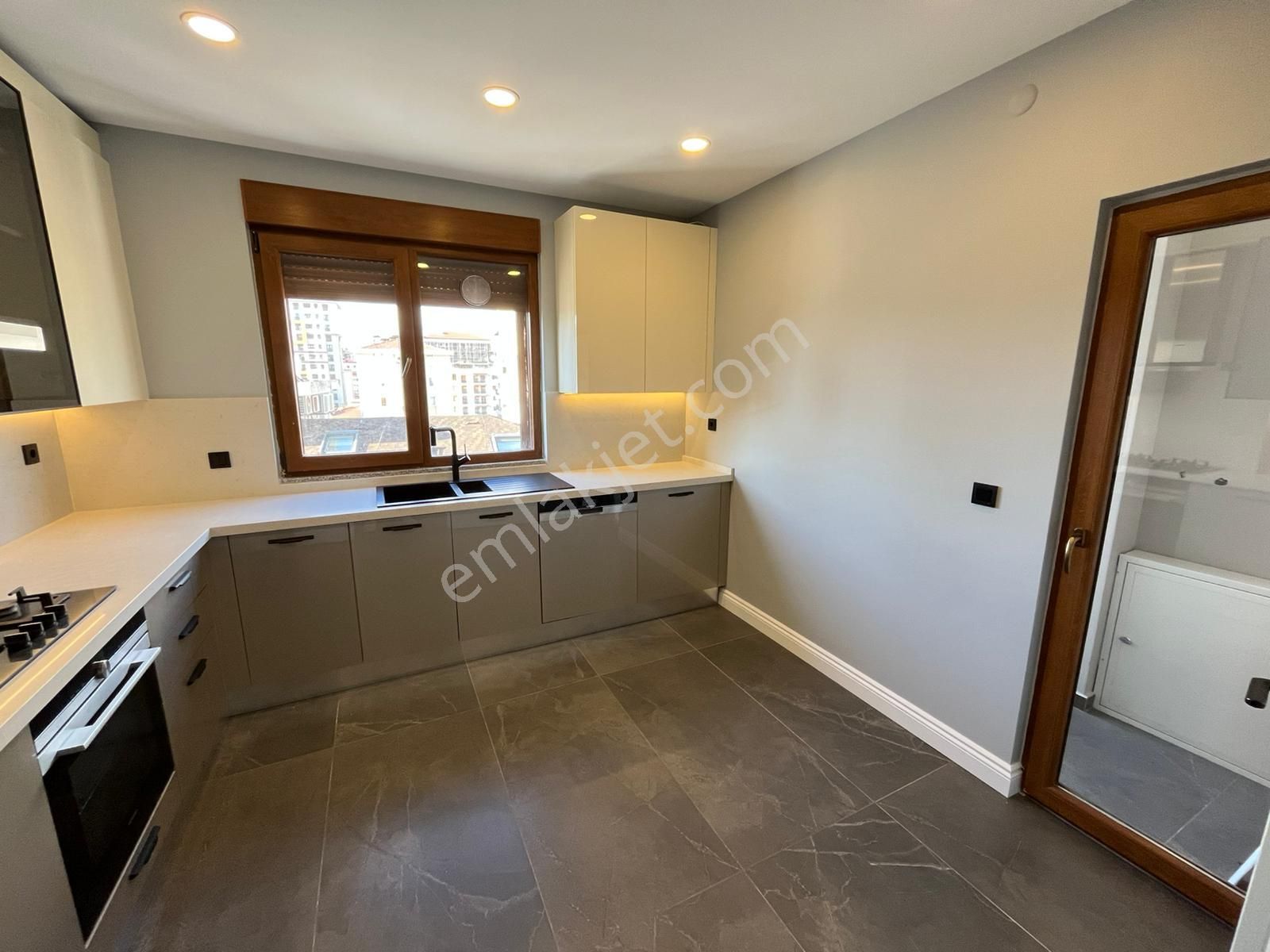 Erenköy'de Bağdat Caddesine Yakın Geniş Mutfaklı 130m² Net 3+1 Boş - Görsel 7