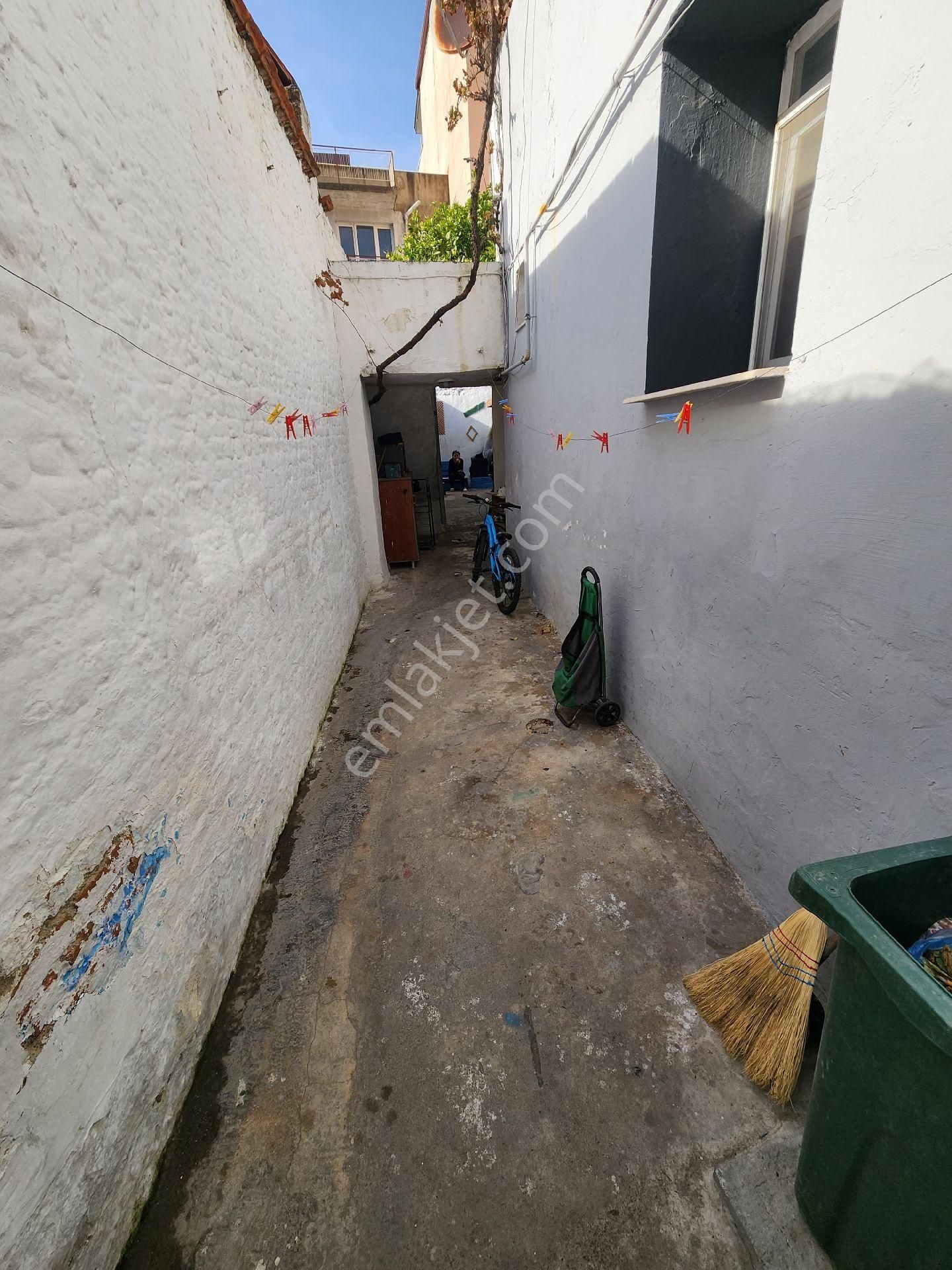 Akinitadan Çarşı Merkezde Tadilatlı Müstakil Ev - Görsel 2