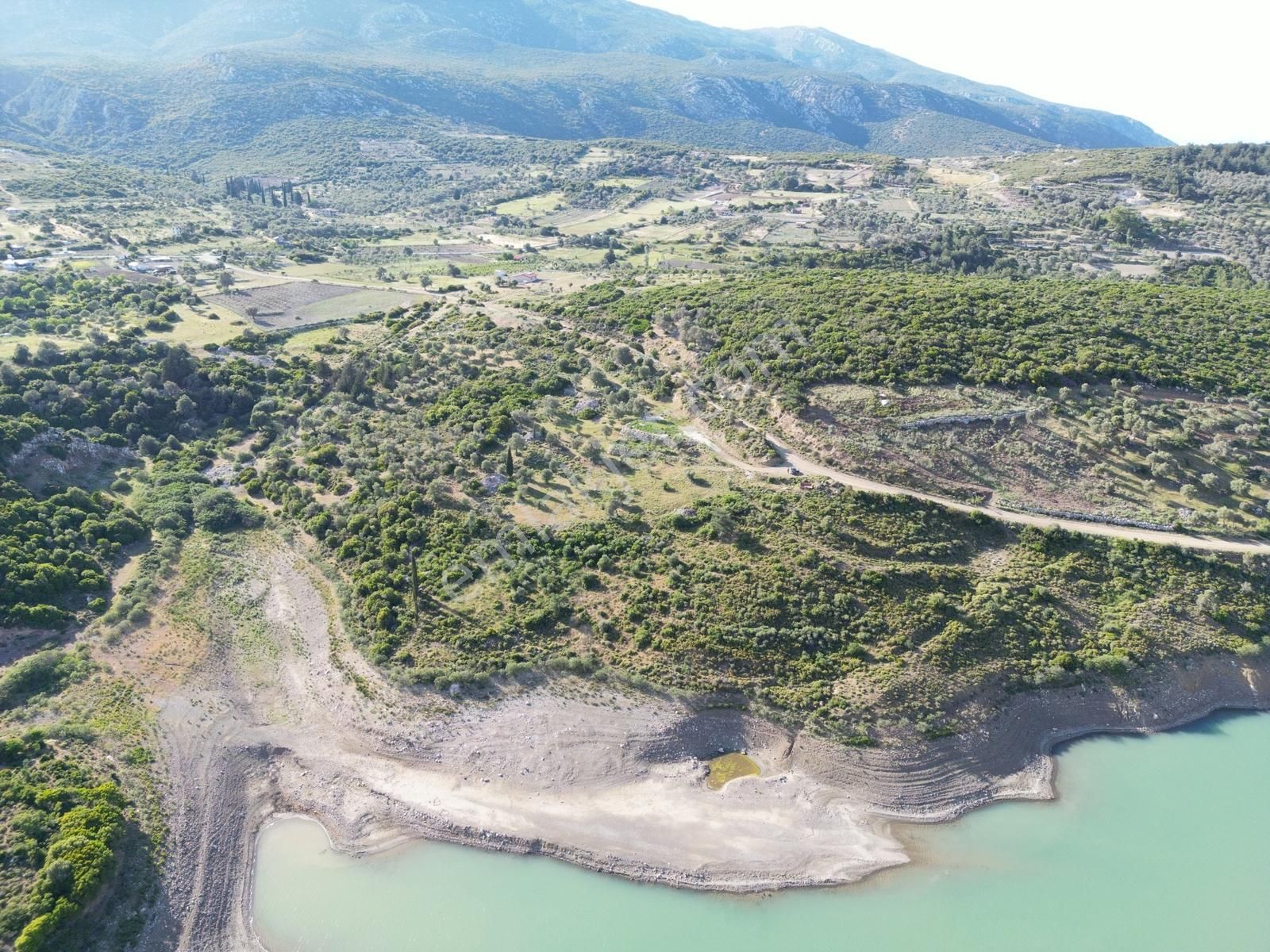 Karaburun Eğlenhoca Köyünde Baraj Manzaralı Fırsat Arazi - Görsel 6