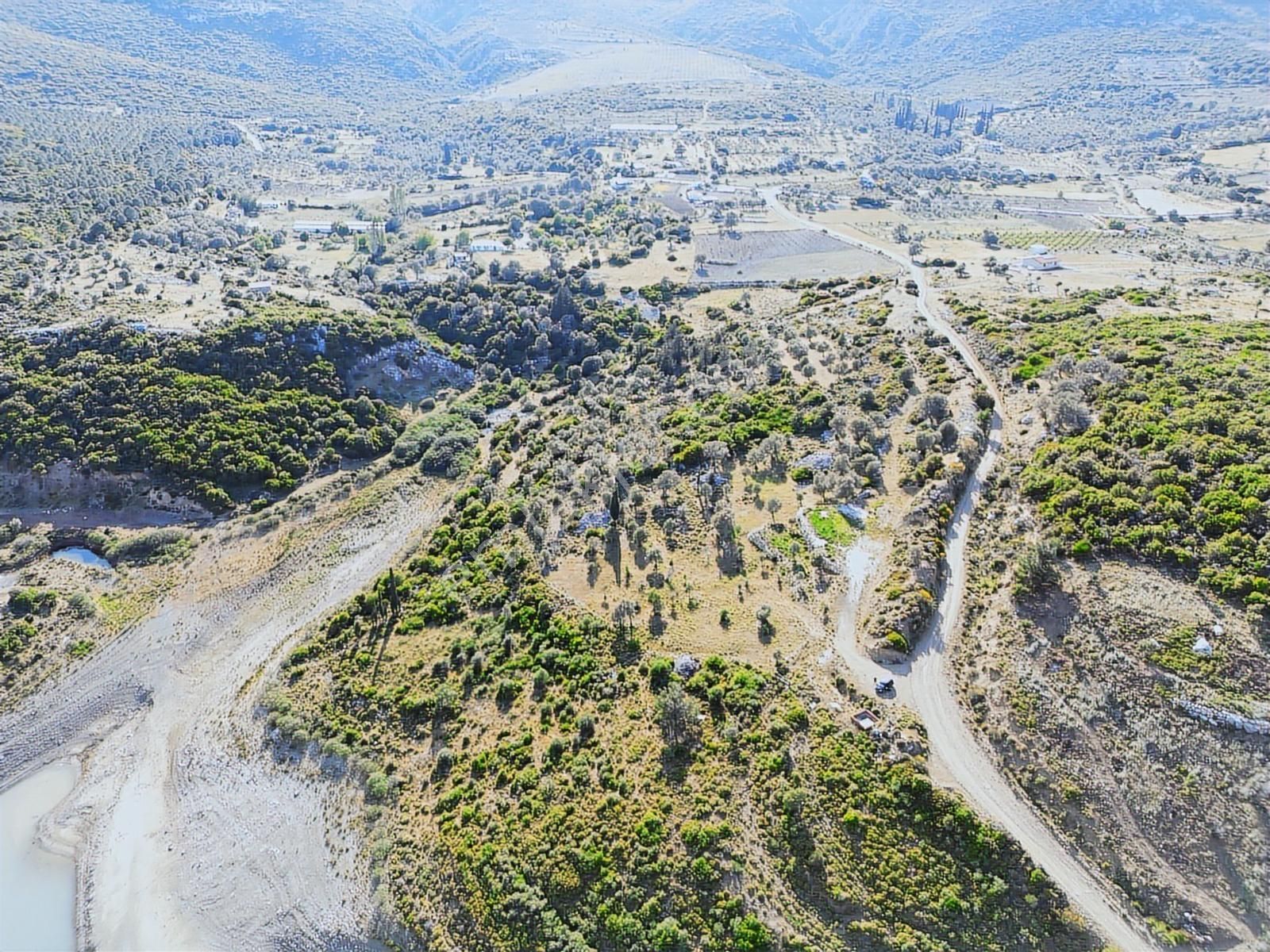 Karaburun Eğlenhoca Köyünde Baraj Manzaralı Fırsat Arazi - Görsel 2