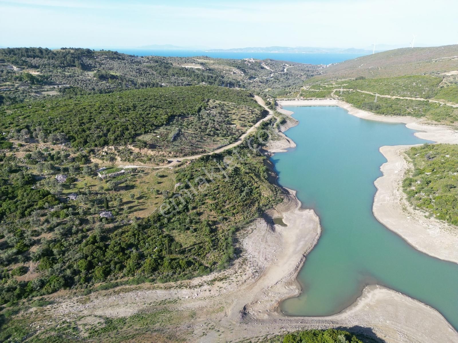 Karaburun Eğlenhoca Köyünde Baraj Manzaralı Fırsat Arazi - Görsel 5